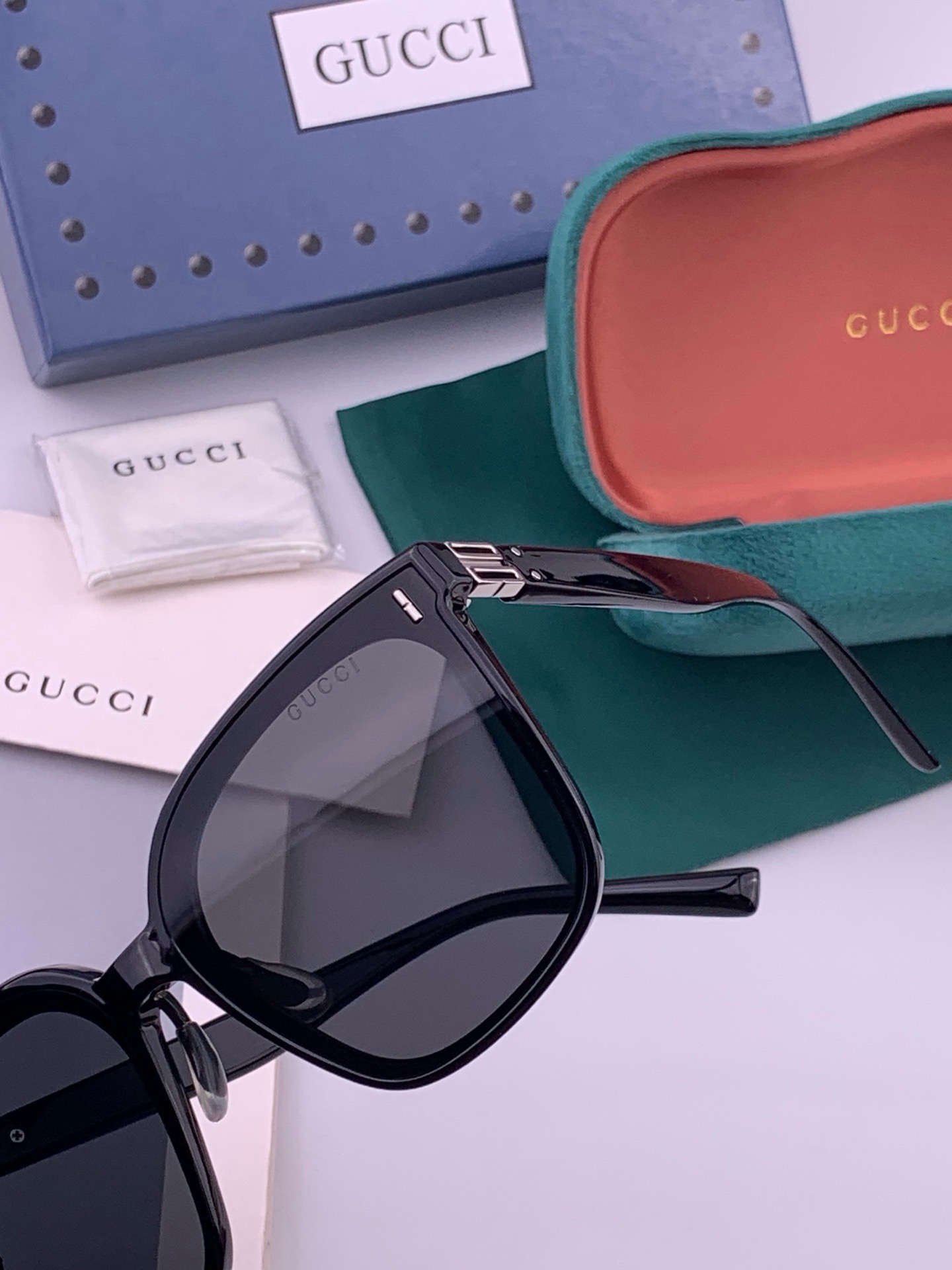 🆕   GUCCI  新款尼龙偏光太眼镜，情侣款时尚方框太阳镜佩戴舒适网红潮流款墨镜，大气女人范儿，大脸小脸都好看 ！型
