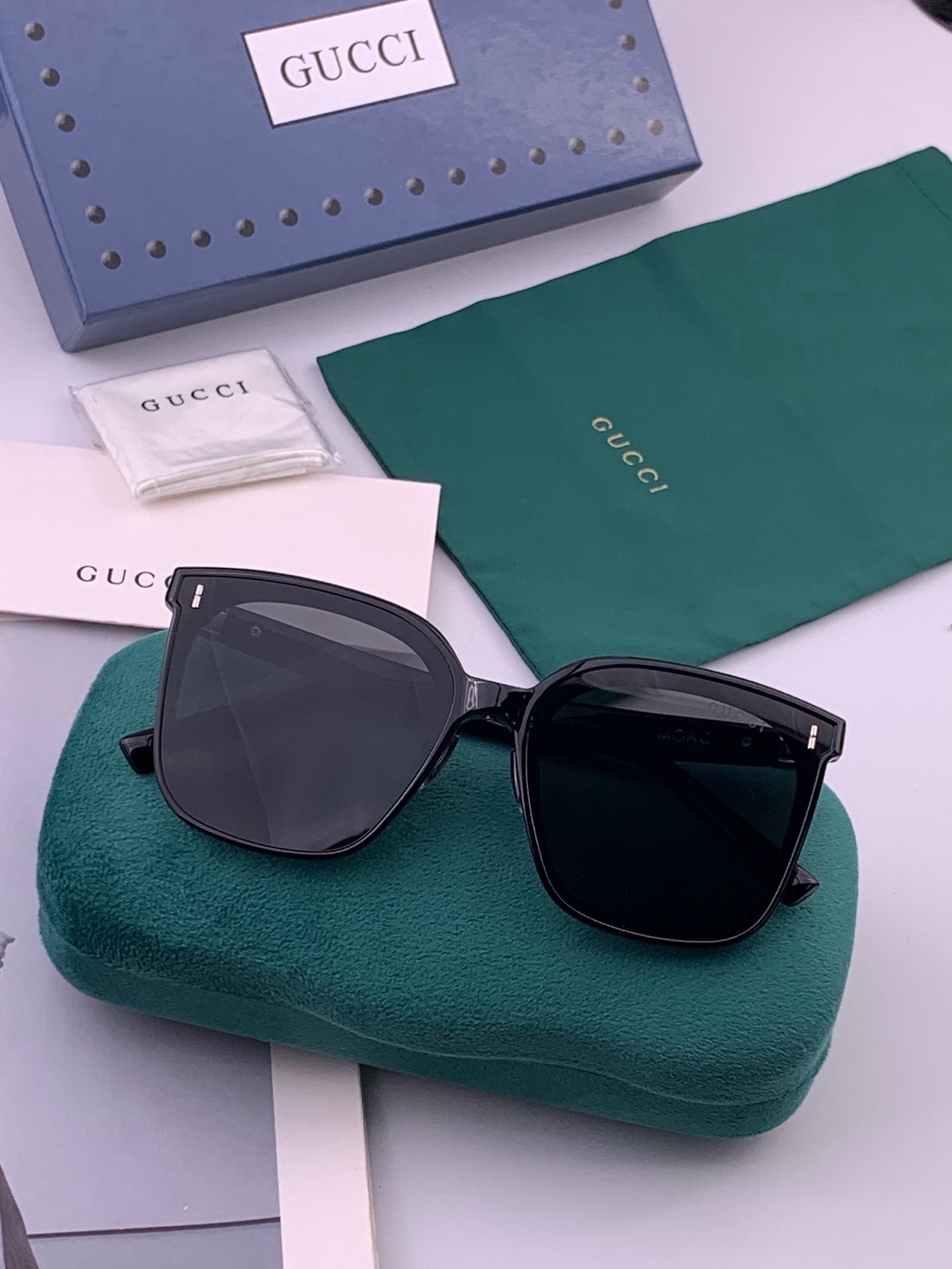 🆕   GUCCI  新款尼龙偏光太眼镜，情侣款时尚方框太阳镜佩戴舒适网红潮流款墨镜，大气女人范儿，大脸小脸都好看 ！型