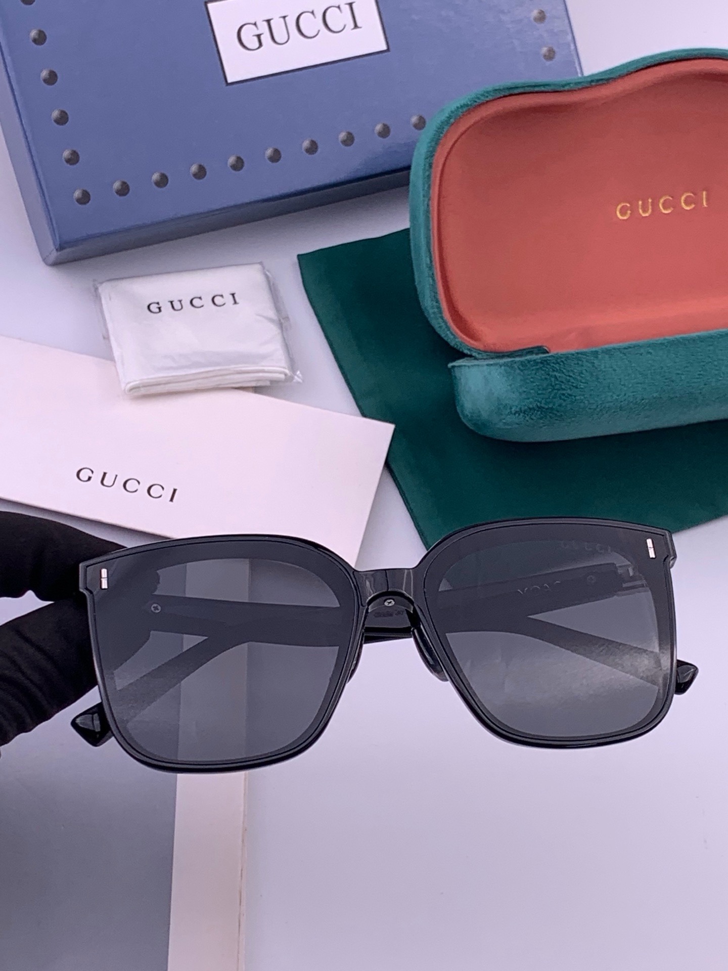🆕   GUCCI  新款尼龙偏光太眼镜，情侣款时尚方框太阳镜佩戴舒适网红潮流款墨镜，大气女人范儿，大脸小脸都好看 ！型