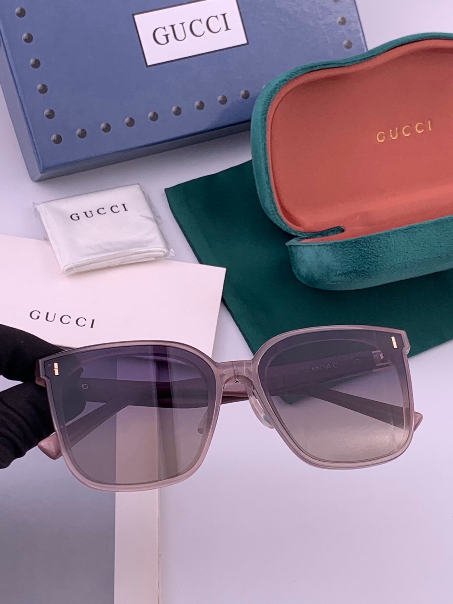 🆕   GUCCI  新款尼龙偏光太眼镜，情侣款时尚方框太阳镜佩戴舒适网红潮流款墨镜，大气女人范儿，大脸小脸都好看 ！型