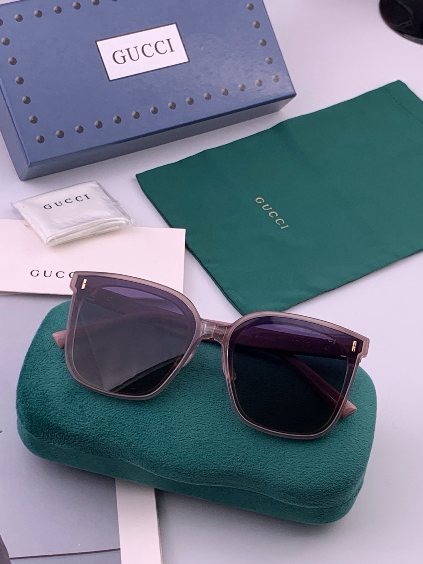 🆕   GUCCI  新款尼龙偏光太眼镜，情侣款时尚方框太阳镜佩戴舒适网红潮流款墨镜，大气女人范儿，大脸小脸都好看 ！型