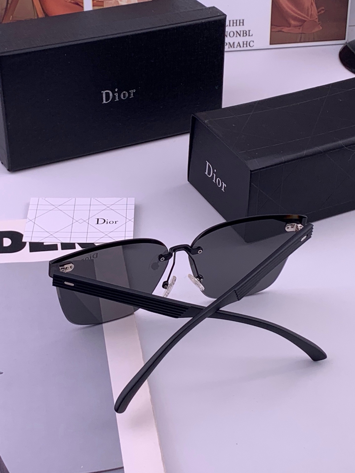 🆕   DIOR 新款太阳镜  中性款男女都可佩戴 镜架的材质是选用经典的优质板材 高品质 修脸神器时尚太阳镜  型号：