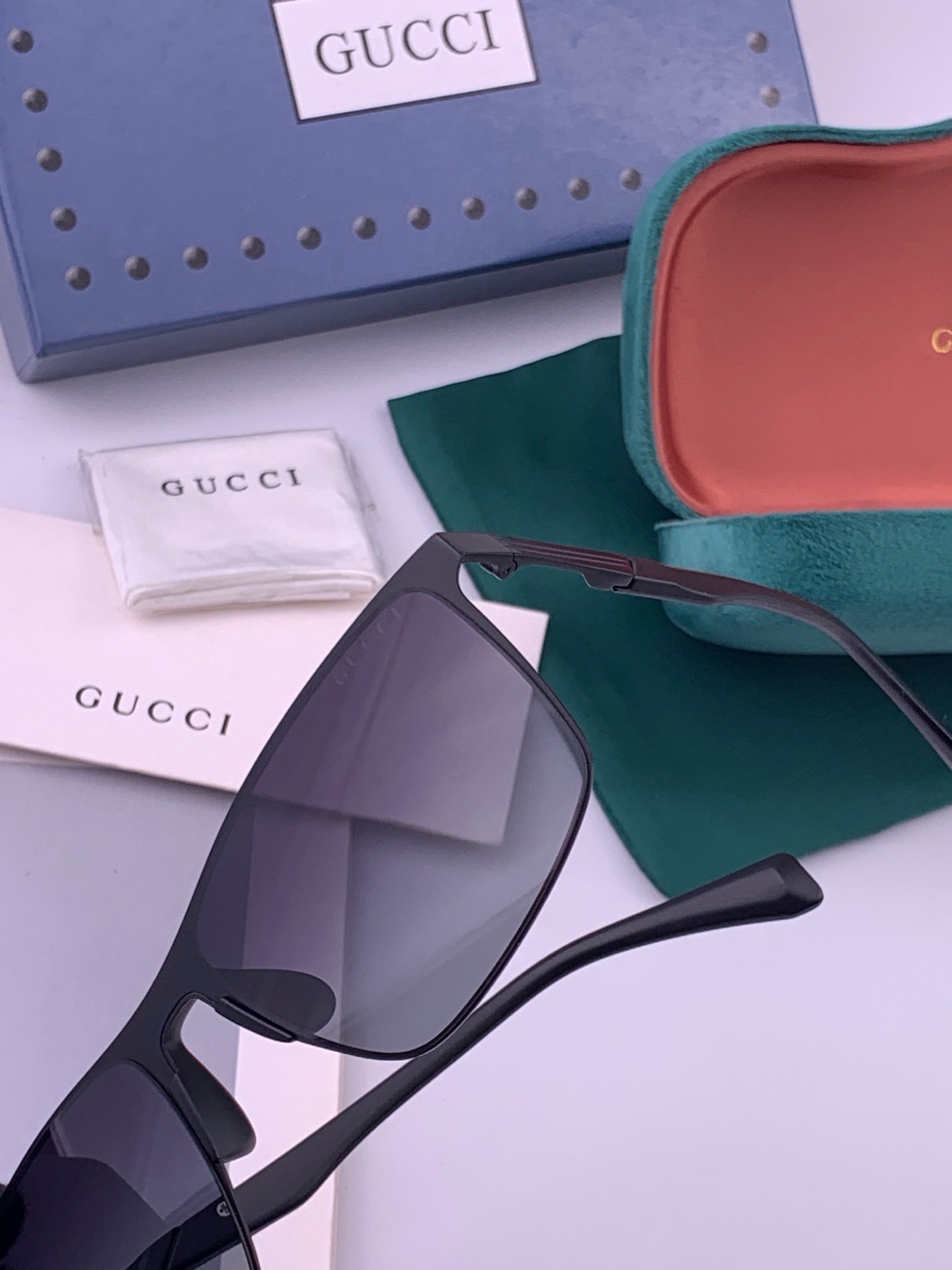 🆕        GUCCI 男款炫彩飞行员偏光太阳镜 ❤️材质：高清尼龙加厚卡槽高清偏光镜片 🌹无边框镜架💕颜👍型号：