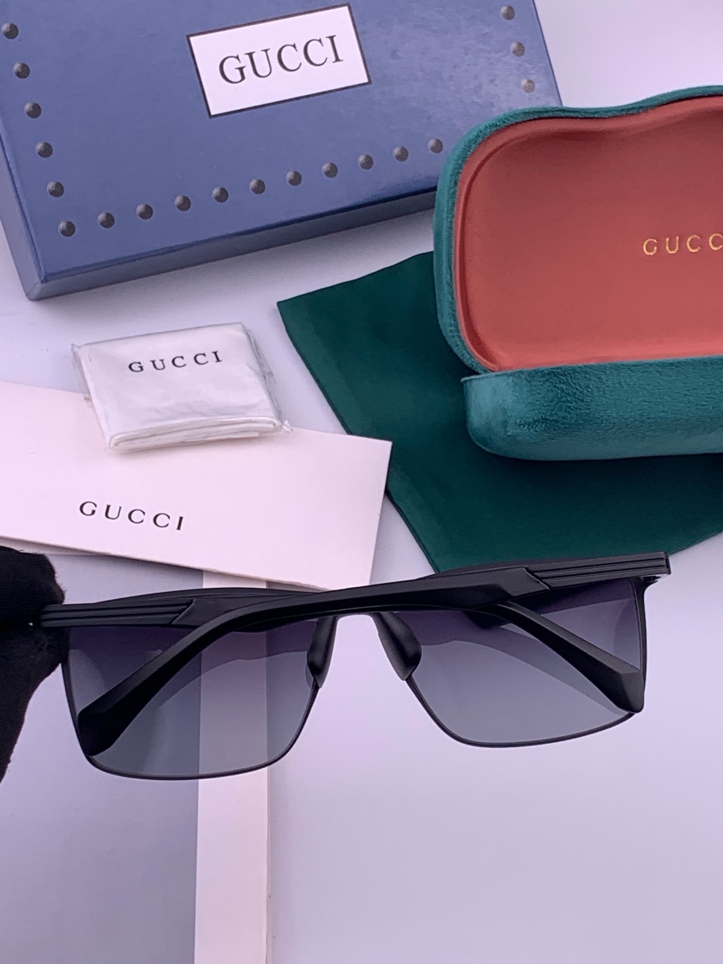 🆕        GUCCI 男款炫彩飞行员偏光太阳镜 ❤️材质：高清尼龙加厚卡槽高清偏光镜片 🌹无边框镜架💕颜👍型号：