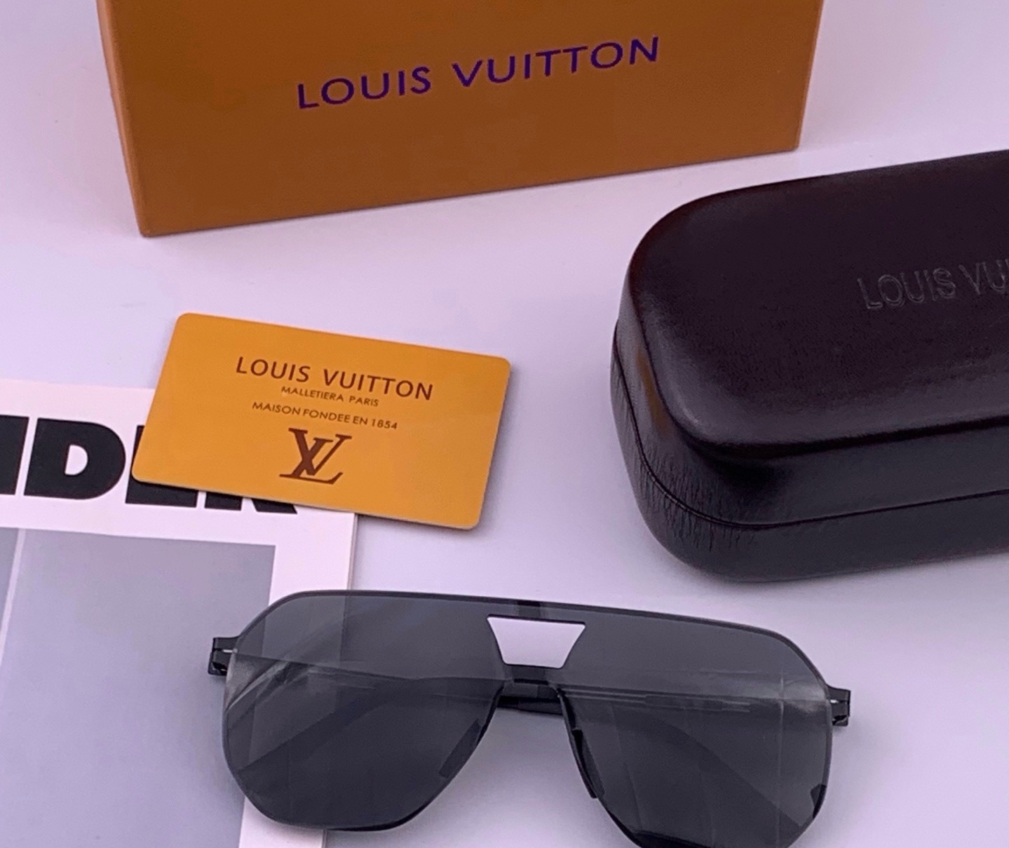 🆕 ♦️LV  新款男女情侣款太阳镜多边形墨镜i🆕 P电镀永不褪色 超轻超有弹性整幅眼镜无螺丝重要的是压不坏 高清尼龙镜