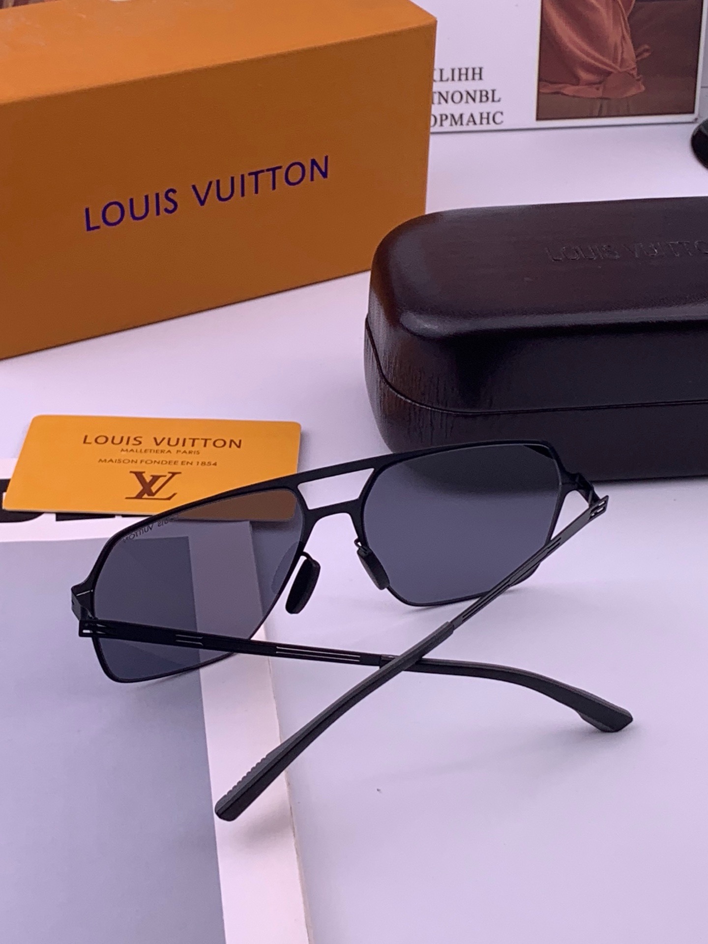 🆕 ♦️LV  新款男女情侣款太阳镜多边形墨镜i🆕 P电镀永不褪色 超轻超有弹性整幅眼镜无螺丝重要的是压不坏 高清尼龙镜