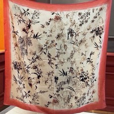 🆕 Dior 140丝绒双面同色印花披肩Millefiori 图案 这款披肩饰以多色 Millefiori 图案,以 🆕 Dior 140丝绒双面同色印花披肩Millefiori 图案 这款披肩饰以多色 Millefiori 图案,以