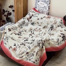 🆕 Dior 140丝绒双面同色印花披肩Millefiori 图案 这款披肩饰以多色 Millefiori 图案,以 🆕 Dior 140丝绒双面同色印花披肩Millefiori 图案 这款披肩饰以多色 Millefiori 图案,以