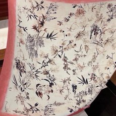 🆕 Dior 140丝绒双面同色印花披肩Millefiori 图案 这款披肩饰以多色 Millefiori 图案,以 🆕 Dior 140丝绒双面同色印花披肩Millefiori 图案 这款披肩饰以多色 Millefiori 图案,以
