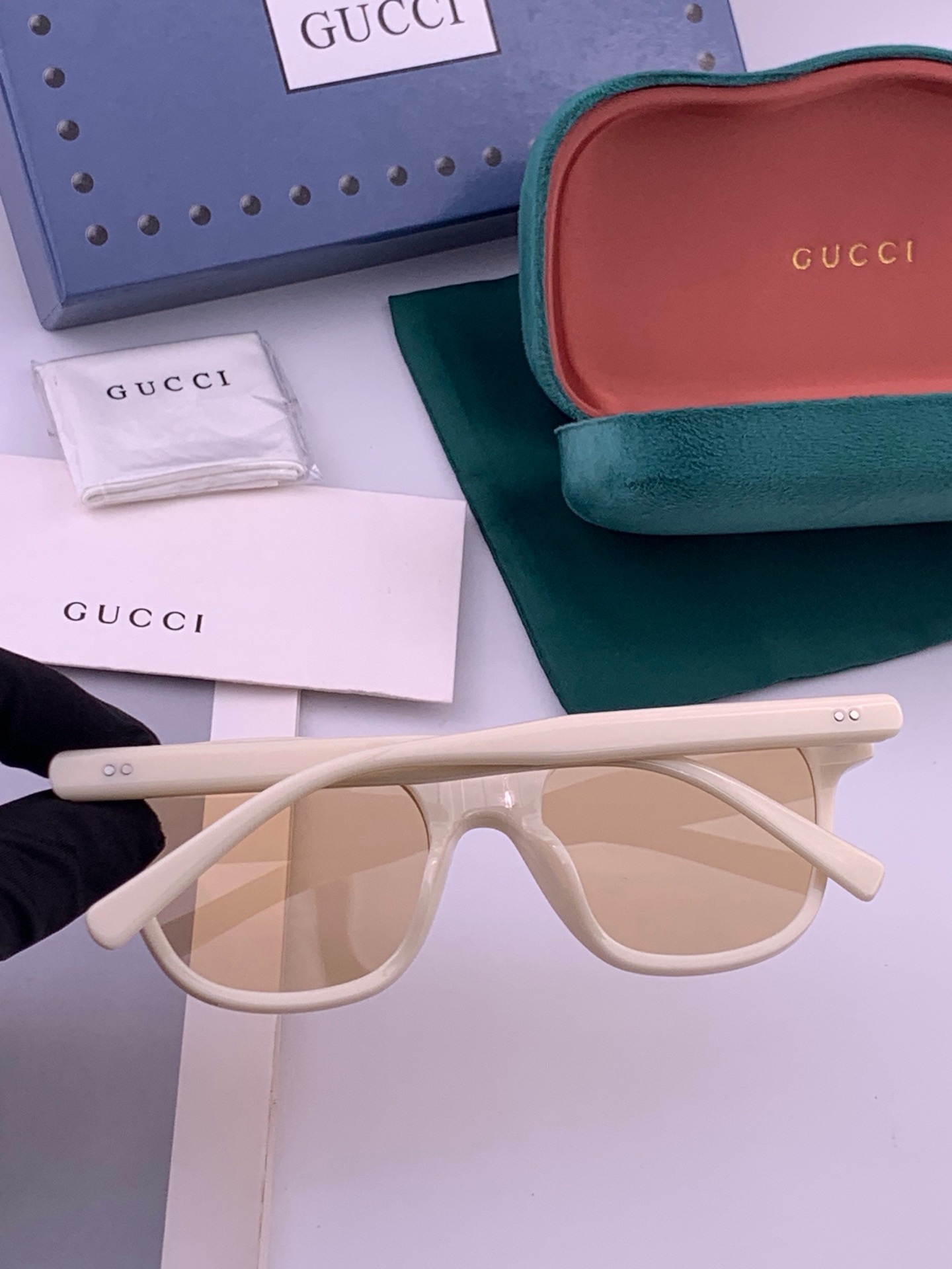 🆕   Gucci   经典的小框设计，不挑脸型，无论搭配大衣还是连衣裙都非常显气质尼龙偏光镜片预防紫外线 型号：G35