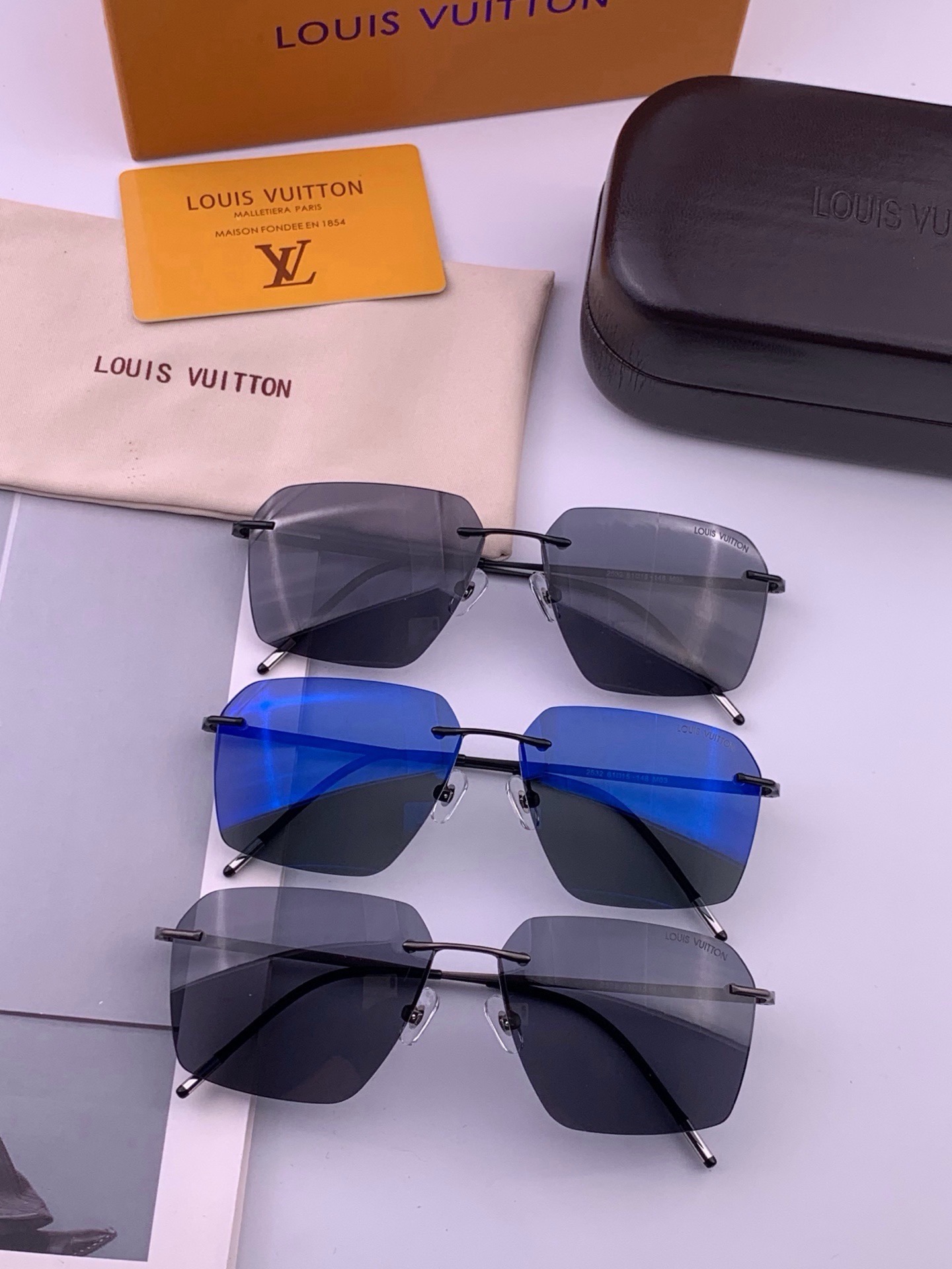 🆕       LV 男款炫彩飞行员偏光太阳镜 ❤️材质：高清尼龙加厚卡槽高清偏光镜片 🌹无边框镜架💕颜👍型号：L225