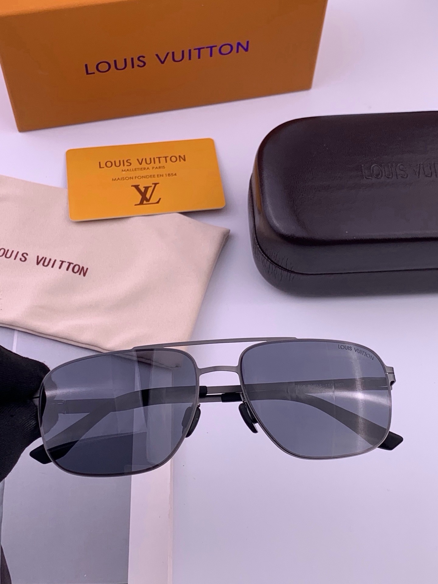 🆕 ♦️LV 新款男女情侣款太阳镜多边形墨镜i🆕 P电镀永不褪色 超轻超有弹性整幅眼镜无螺丝重要的是压不坏 高清尼龙镜片
