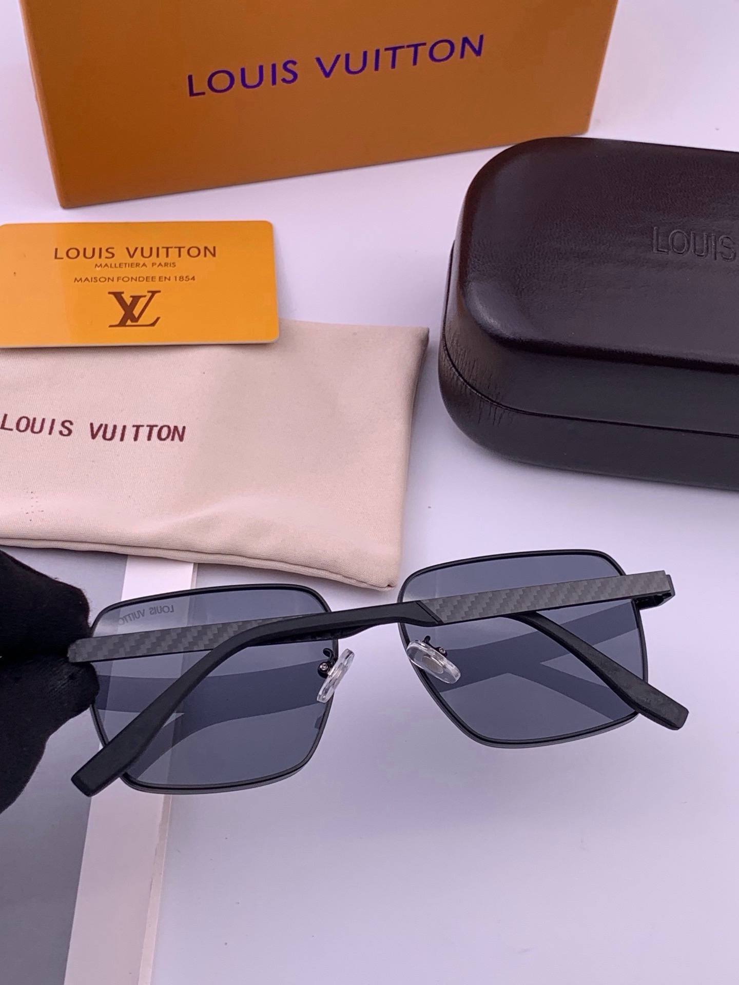 🆕       LV 男款炫彩飞行员偏光太阳镜 ❤️材质：高清尼龙加厚卡槽高清偏光镜片 🌹无边框镜架💕颜👍型号：L525