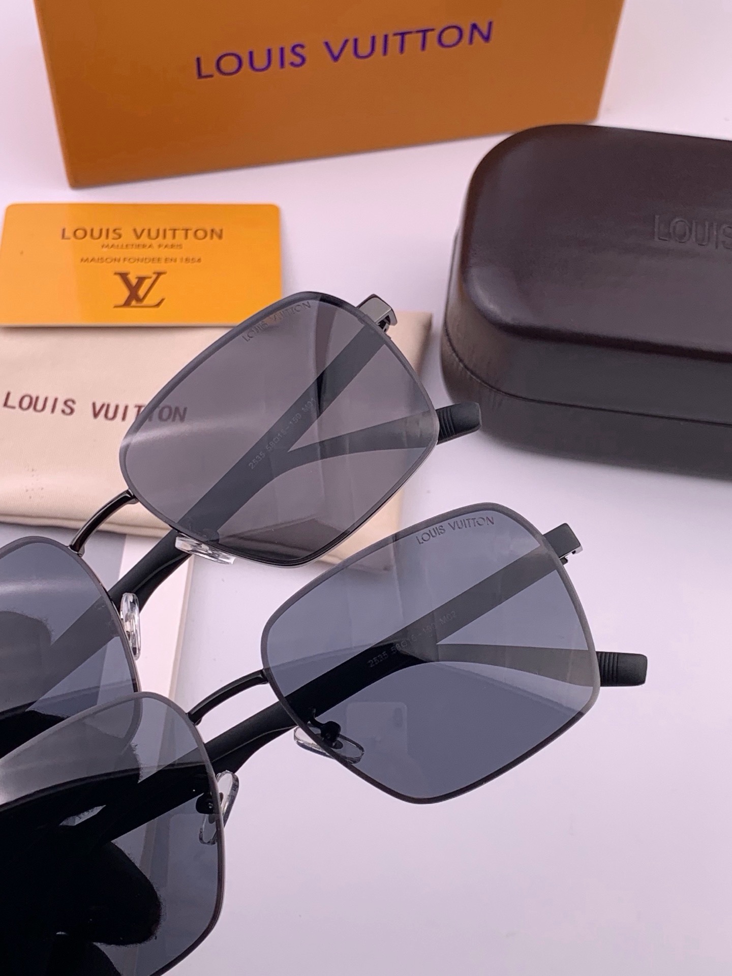 🆕       LV 男款炫彩飞行员偏光太阳镜 ❤️材质：高清尼龙加厚卡槽高清偏光镜片 🌹无边框镜架💕颜👍型号：L525