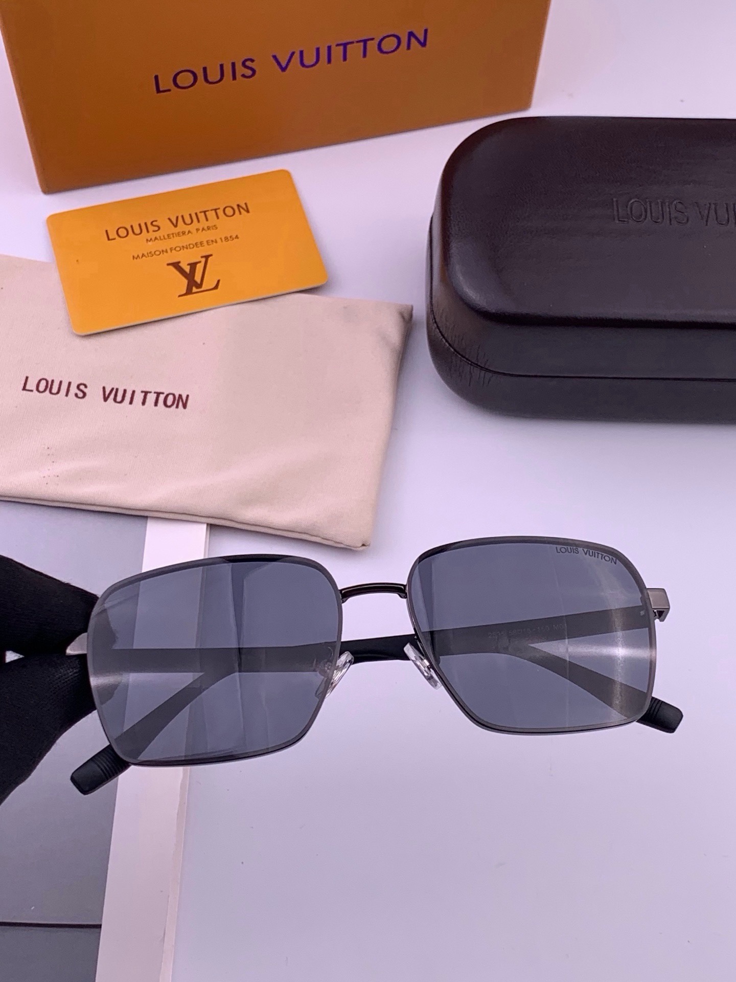🆕       LV 男款炫彩飞行员偏光太阳镜 ❤️材质：高清尼龙加厚卡槽高清偏光镜片 🌹无边框镜架💕颜👍型号：L525