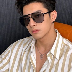 🆕 LV 男款炫彩飞行员偏光太阳镜 ❤️材质:高清尼龙加厚卡槽高清偏光镜片 🌹无边框镜架💕颜👍型号:L325 🆕 LV 男款炫彩飞行员偏光太阳镜 ❤️材质:高清尼龙加厚卡槽高清偏光镜片 🌹无边框镜架💕颜👍型号:L325