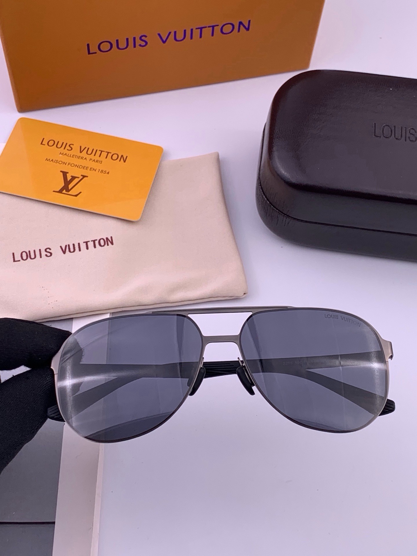 🆕       LV 男款炫彩飞行员偏光太阳镜 ❤️材质：高清尼龙加厚卡槽高清偏光镜片 🌹无边框镜架💕颜👍型号：L522