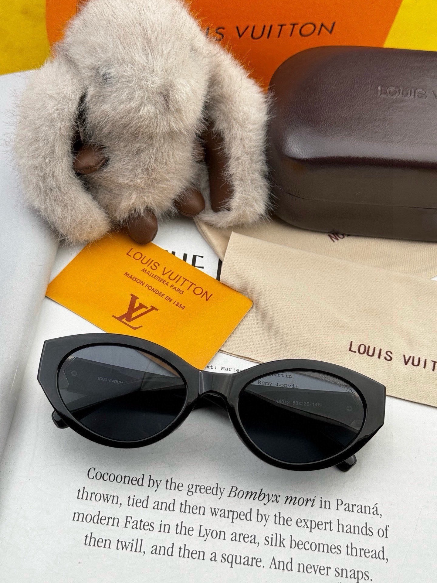🆕   LV 新款女士方框太阳眼镜 开车墨镜 新款太阳镜  时尚大方 舒适轻盈 精致奢华 超轻 型号：L35801