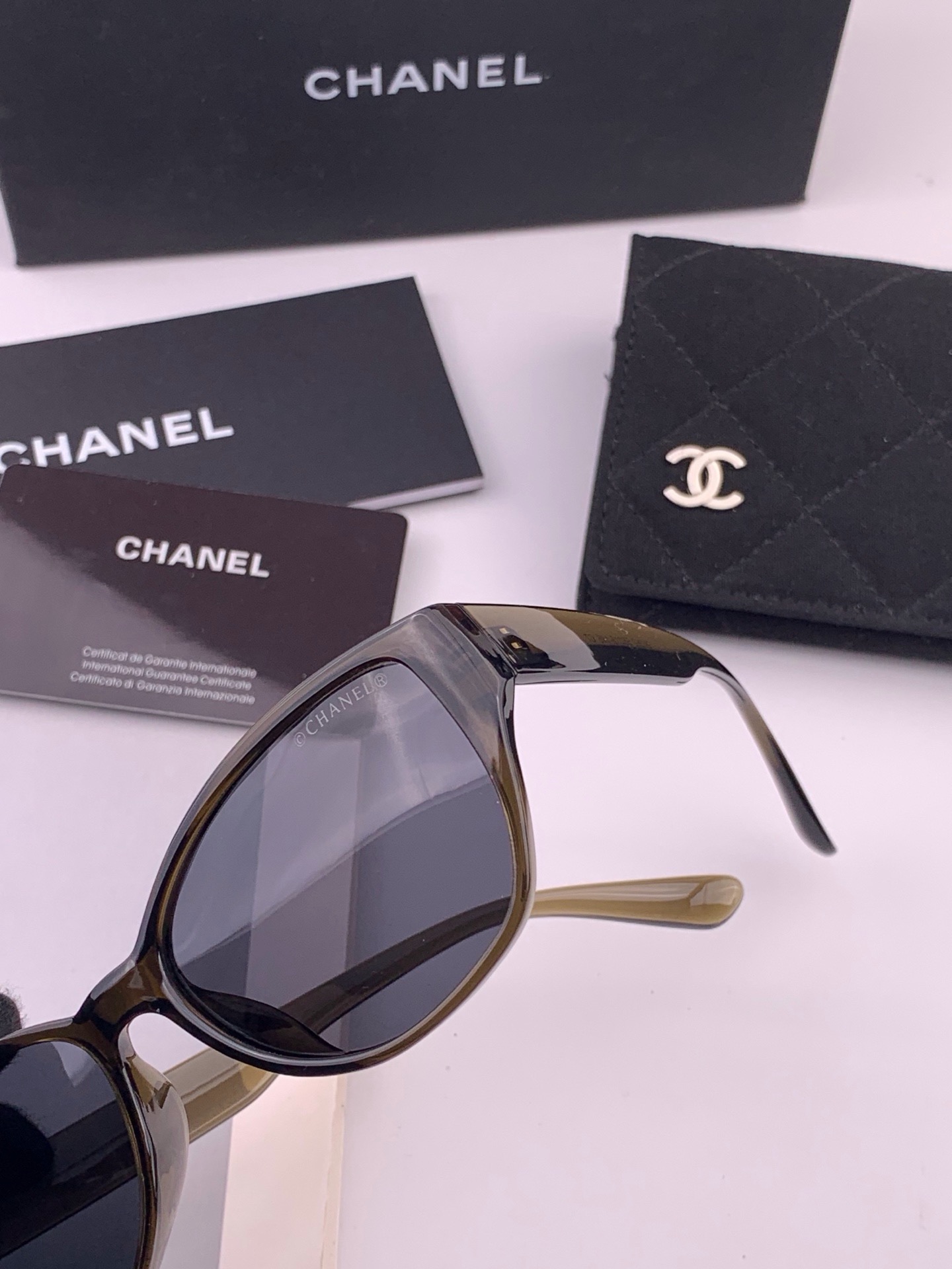 🆕    新品CHANEL 香奈儿太阳镜以独特魅力和前卫风格诠释春夏最新眼镜，质感超好佩带舒适 型号：CH3551