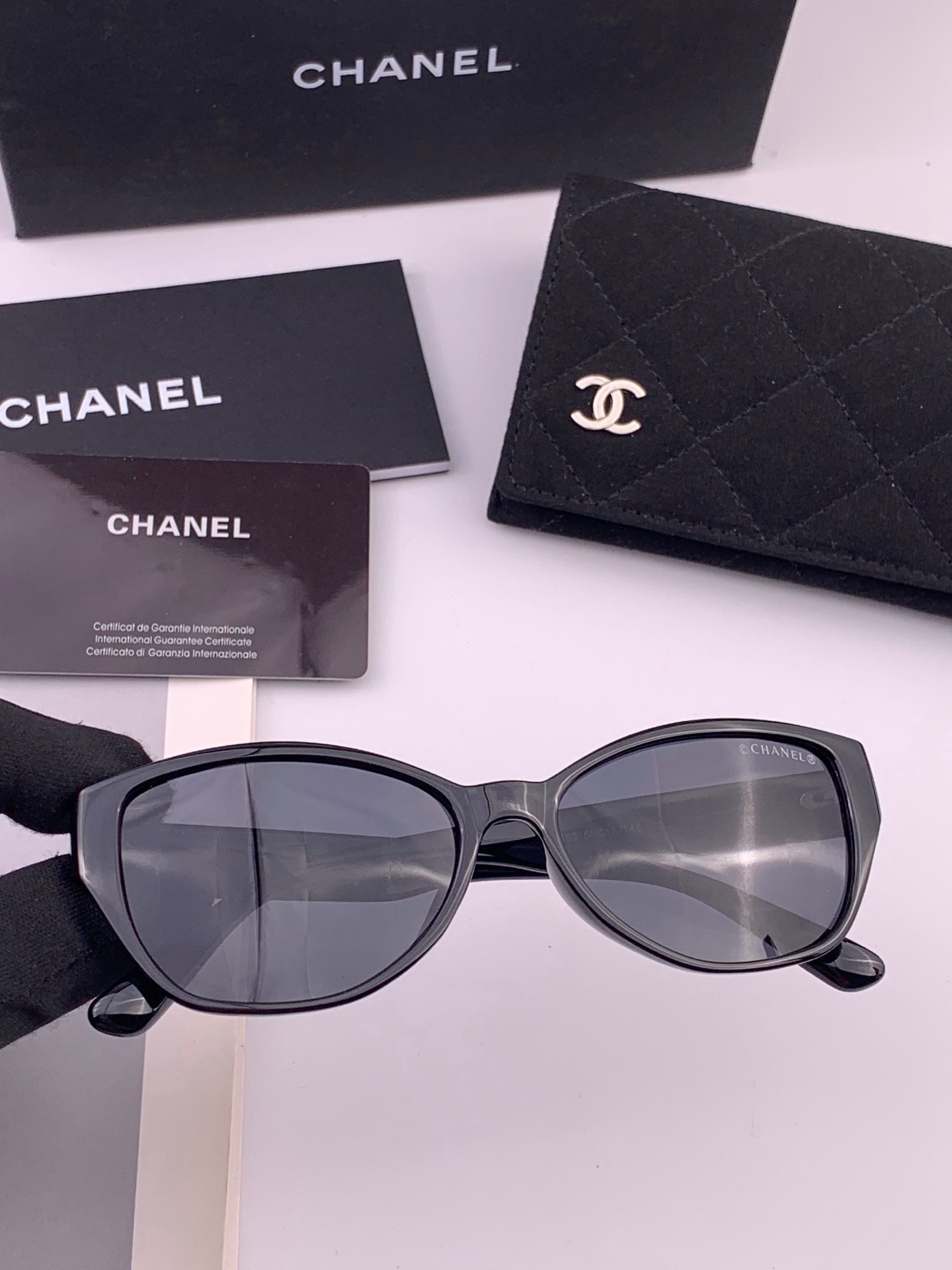 🆕    新品CHANEL 香奈儿太阳镜以独特魅力和前卫风格诠释春夏最新眼镜，质感超好佩带舒适 型号：CH3551