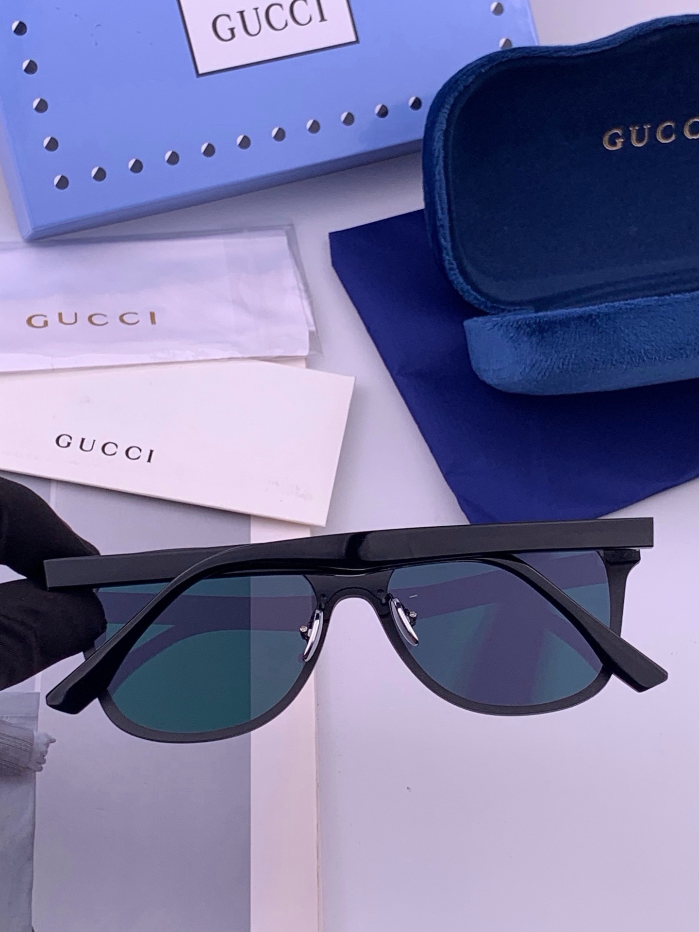 🆕  连体镜GUCCI 开春新款一体镜 大框太阳镜男女同款 😎  爆款大框尼龙太阳镜 超逼格超酷  镜腿品牌设计感强 n