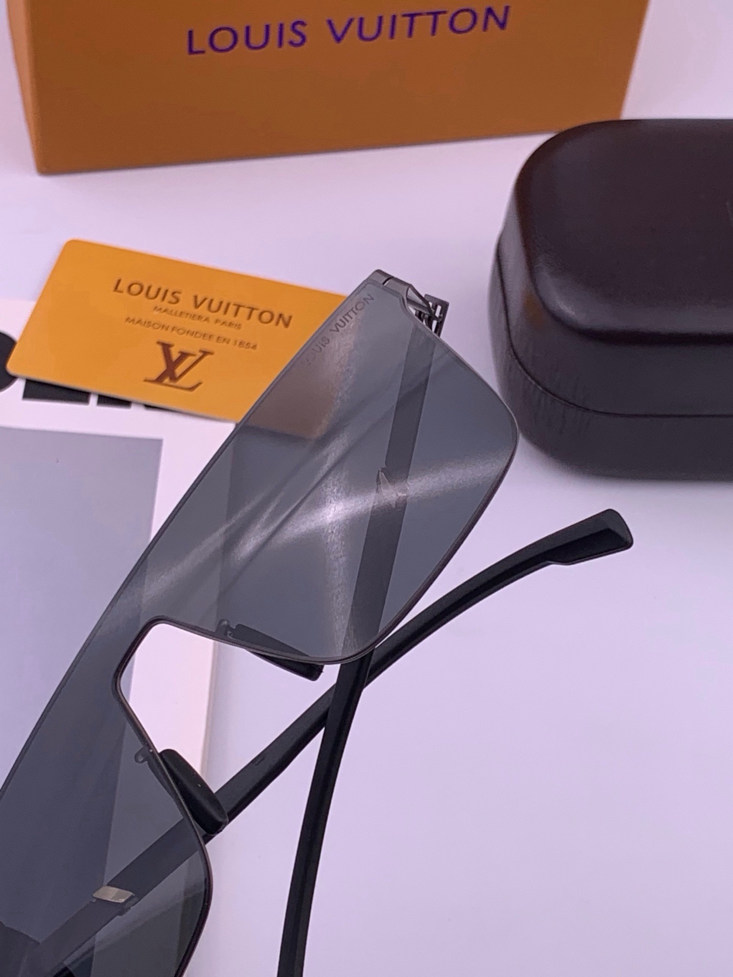 🆕 ♦️LV  新款男女情侣款太阳镜多边形墨镜i🆕 P电镀永不褪色 超轻超有弹性整幅眼镜无螺丝重要的是压不坏 高清尼龙镜