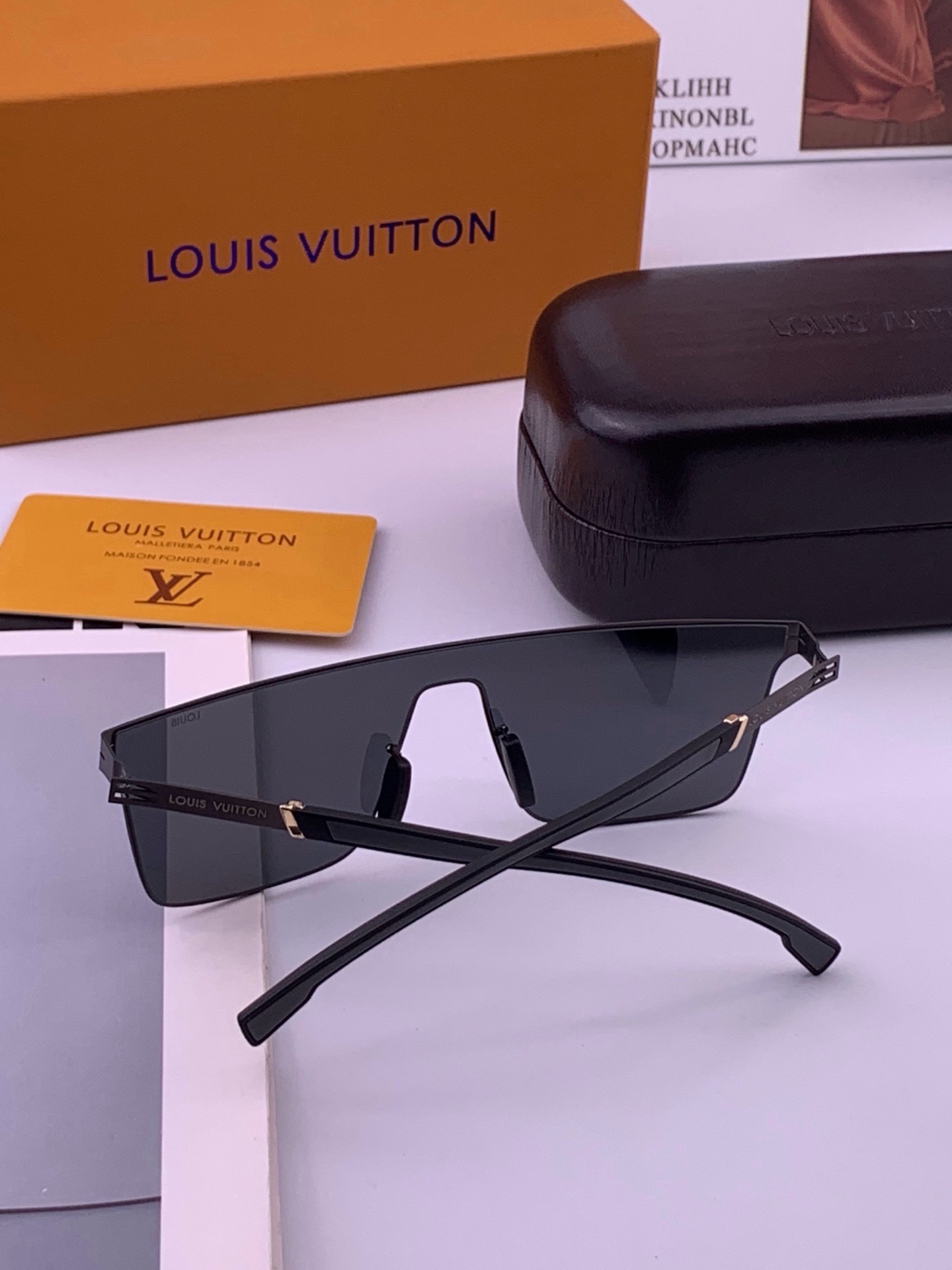 🆕 ♦️LV  新款男女情侣款太阳镜多边形墨镜i🆕 P电镀永不褪色 超轻超有弹性整幅眼镜无螺丝重要的是压不坏 高清尼龙镜