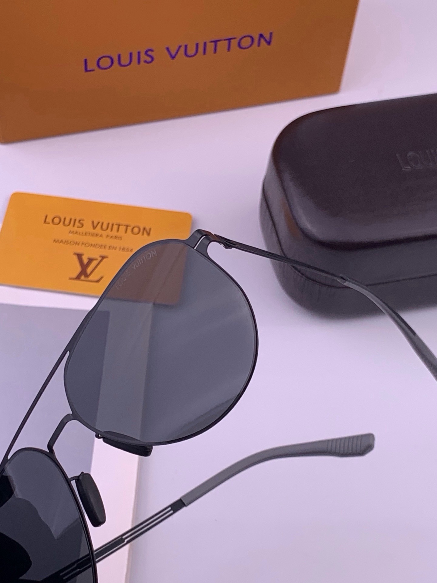🆕 ♦️LV  新款男女情侣款太阳镜多边形墨镜i🆕 P电镀永不褪色 超轻超有弹性整幅眼镜无螺丝重要的是压不坏 高清尼龙镜