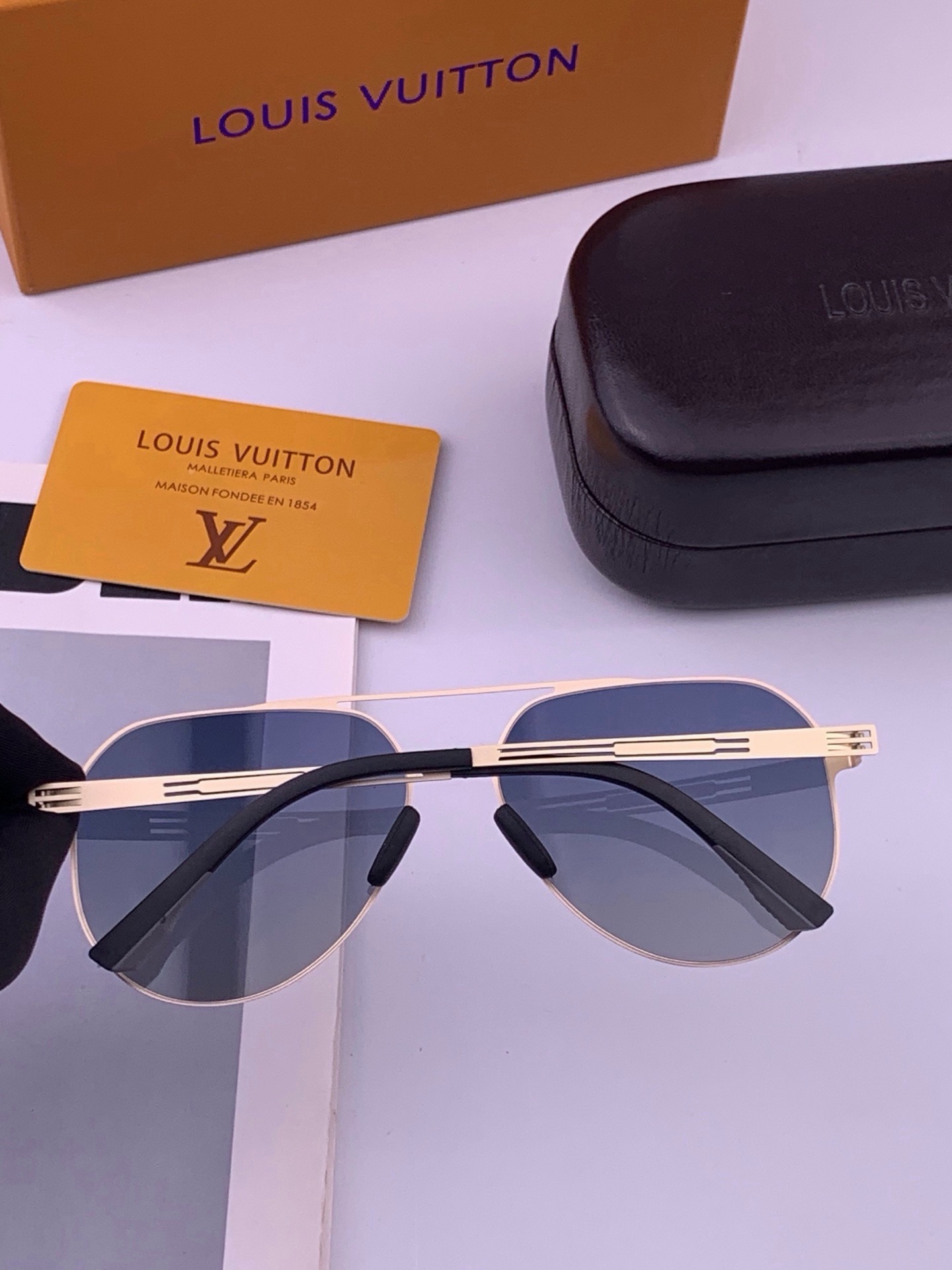 🆕 ♦️LV  新款男女情侣款太阳镜多边形墨镜i🆕 P电镀永不褪色 超轻超有弹性整幅眼镜无螺丝重要的是压不坏 高清尼龙镜