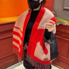 🆕 爱马仕新款 这款围巾采用细腻的撞色提花编织,呈现杰夫·麦克菲里奇(Geoff McFetridge)设计的Ent 🆕 爱马仕新款 这款围巾采用细腻的撞色提花编织,呈现杰夫·麦克菲里奇(Geoff McFetridge)设计的Ent