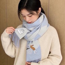 🆕 爱马仕新款 这款围巾采用细腻的撞色提花编织,呈现杰夫·麦克菲里奇(Geoff McFetridge)设计的Ent 🆕 爱马仕新款 这款围巾采用细腻的撞色提花编织,呈现杰夫·麦克菲里奇(Geoff McFetridge)设计的Ent