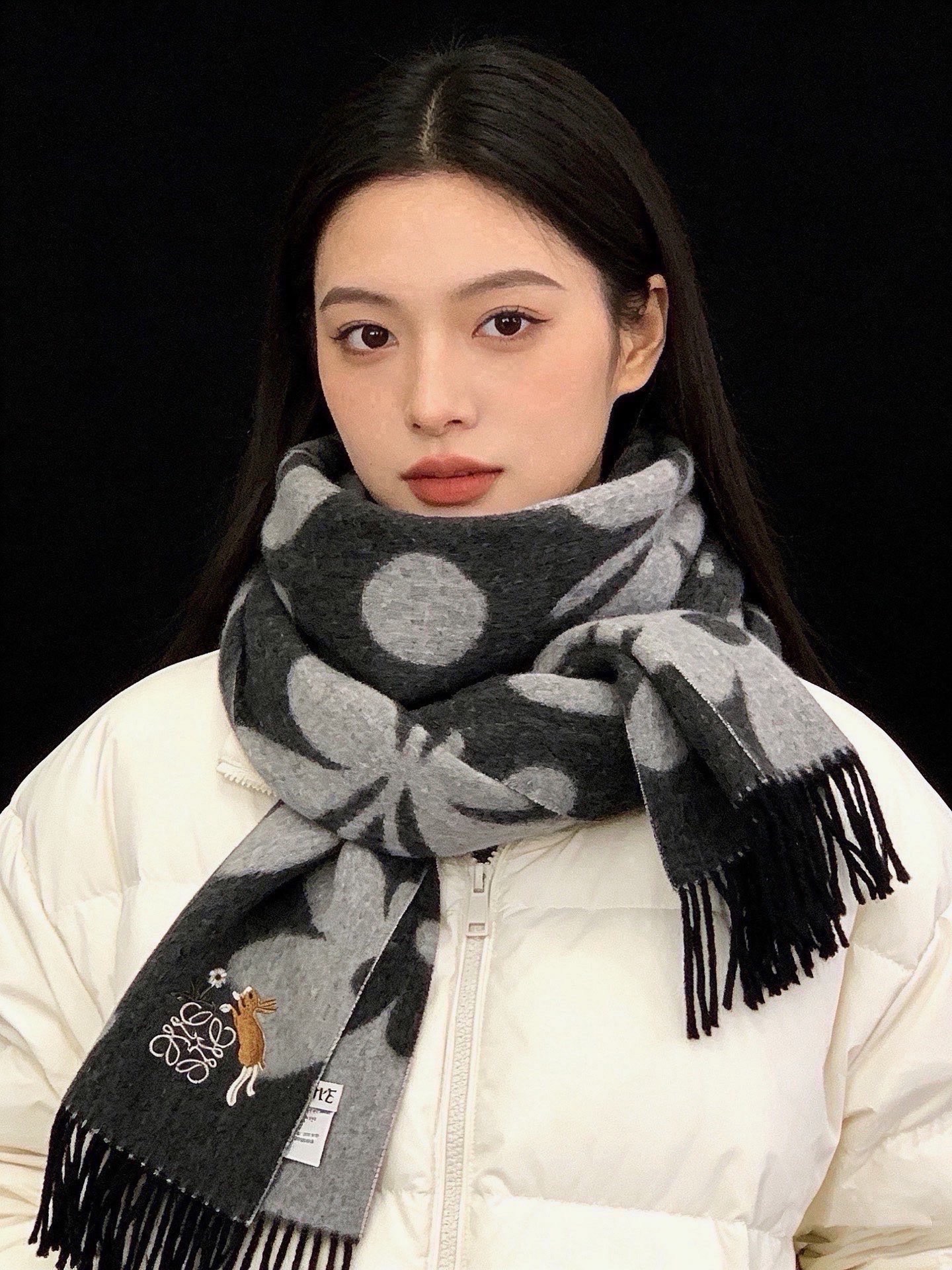 🆕   爱马仕新款 这款围巾采用细腻的撞色提花编织，呈现杰夫·麦克菲里奇（Geoff McFetridge）设计的Ent