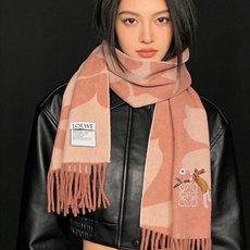 🆕 爱马仕新款 这款围巾采用细腻的撞色提花编织,呈现杰夫·麦克菲里奇(Geoff McFetridge)设计的Ent 🆕 爱马仕新款 这款围巾采用细腻的撞色提花编织,呈现杰夫·麦克菲里奇(Geoff McFetridge)设计的Ent