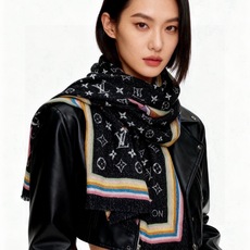 🆕 会发光发亮的围巾LV x TM Monogram Su🆕 Perflat Characters 丝绒方巾出自路易 🆕 会发光发亮的围巾LV x TM Monogram Su🆕 Perflat Characters 丝绒方巾出自路易