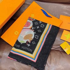 🆕 会发光发亮的围巾LV x TM Monogram Su🆕 Perflat Characters 丝绒方巾出自路易 🆕 会发光发亮的围巾LV x TM Monogram Su🆕 Perflat Characters 丝绒方巾出自路易