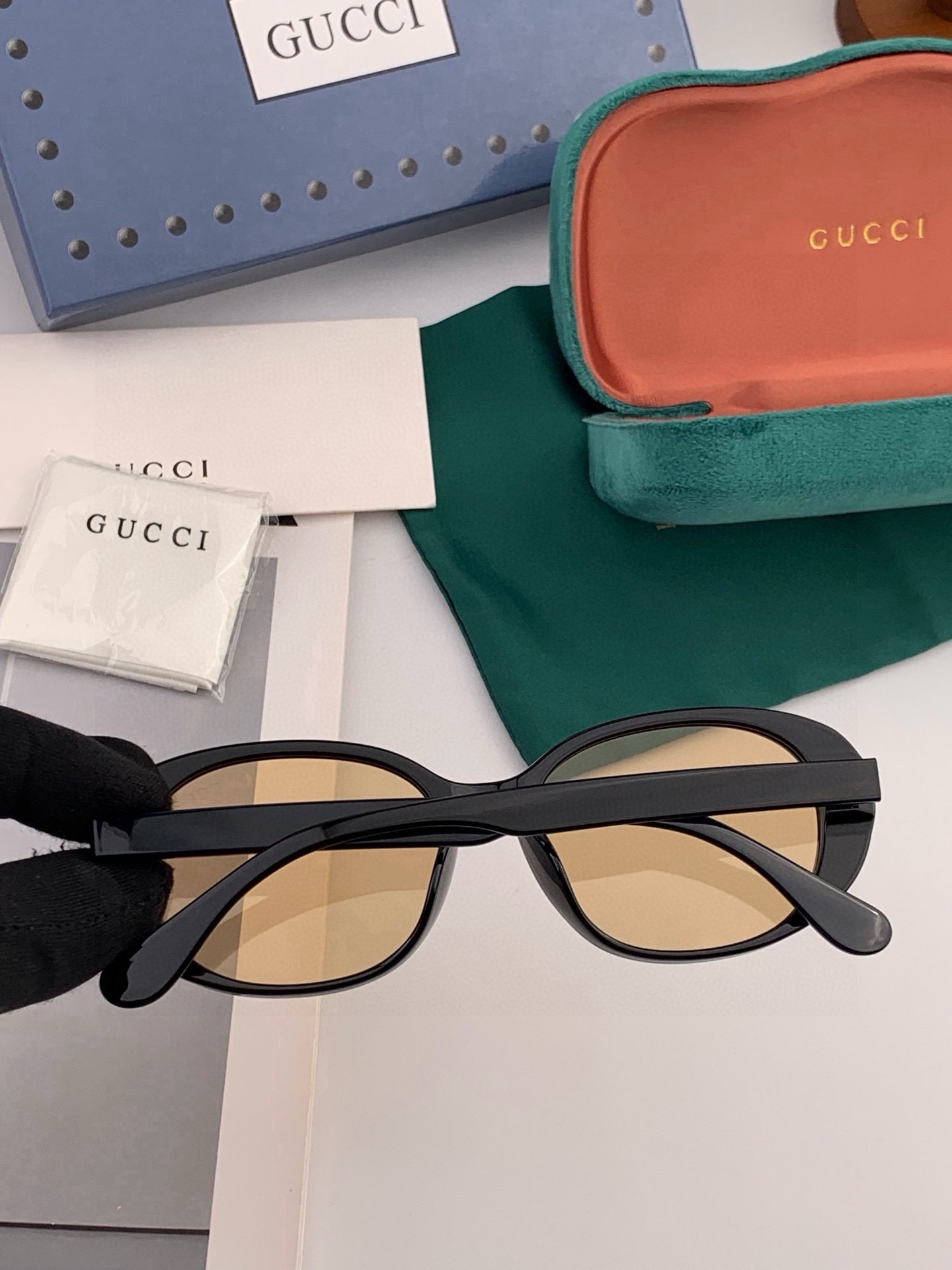🆕  Gucci   经典的方框设计，不挑脸型，无论搭配大衣还是连衣裙都非常显气质尼龙偏光镜片预防紫外线 型号：G558