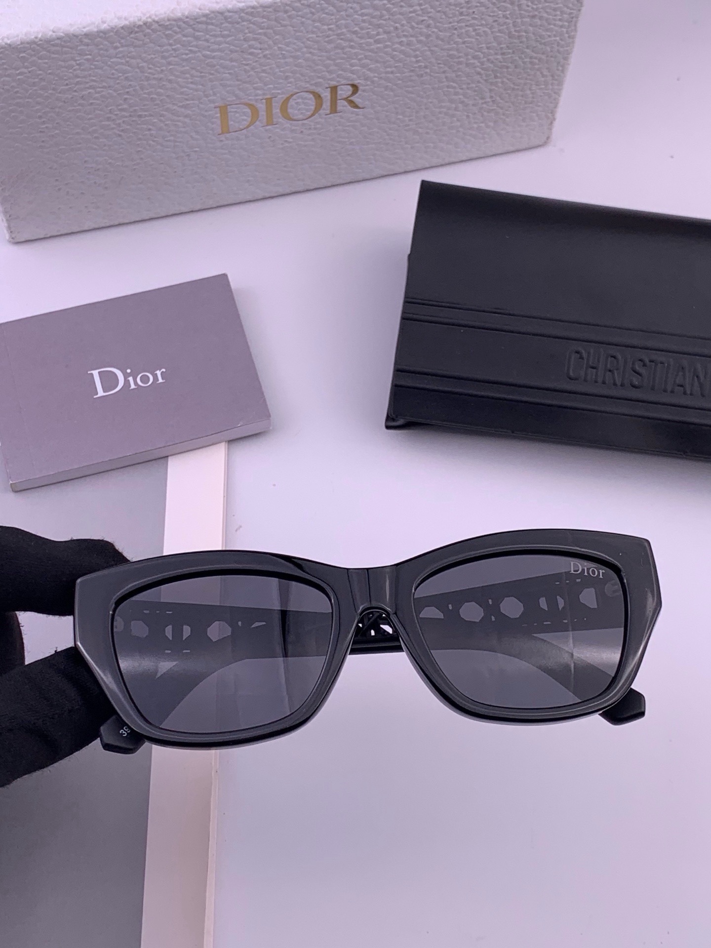 🆕   【DIOR】新款潮流爆款 时尚太阳镜 佩戴舒适 网红潮款墨镜  女士高清加厚偏光太阳镜🕶️ 🎉高品质TR镜框 ♥