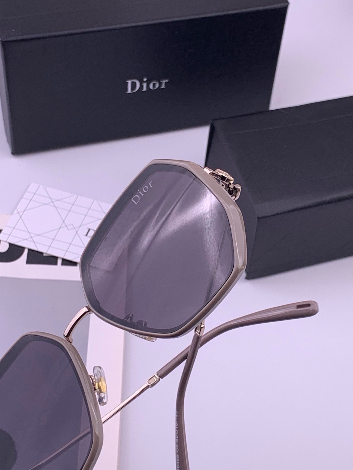 🆕   【DIOR】新款潮流爆款 时尚方框太阳镜 佩戴舒适 网红潮款墨镜  女士高清加厚偏光太阳镜🕶️ 🎉高品质TR镜框