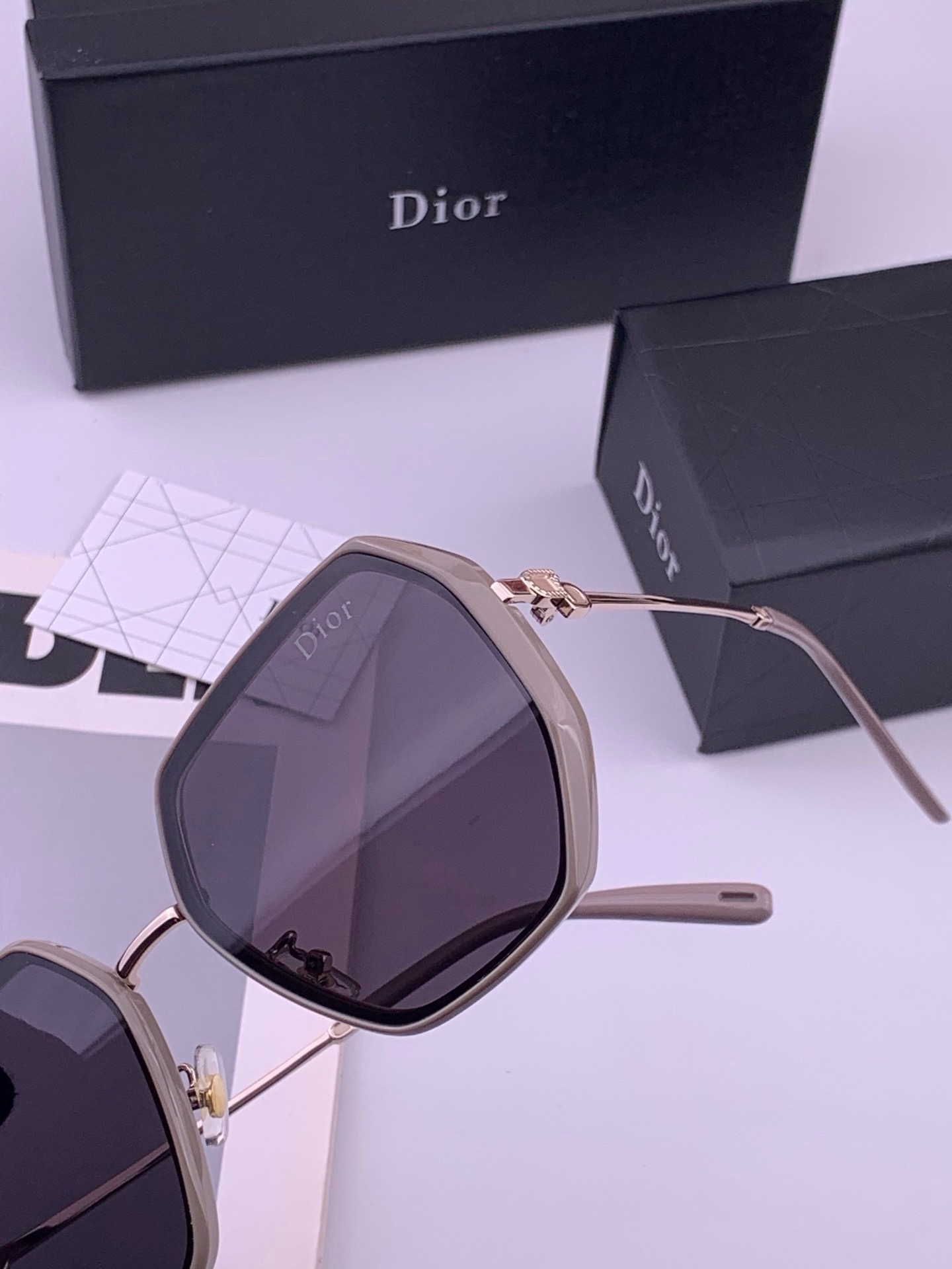 🆕   【DIOR】新款潮流爆款 时尚方框太阳镜 佩戴舒适 网红潮款墨镜  女士高清加厚偏光太阳镜🕶️ 🎉高品质TR镜框