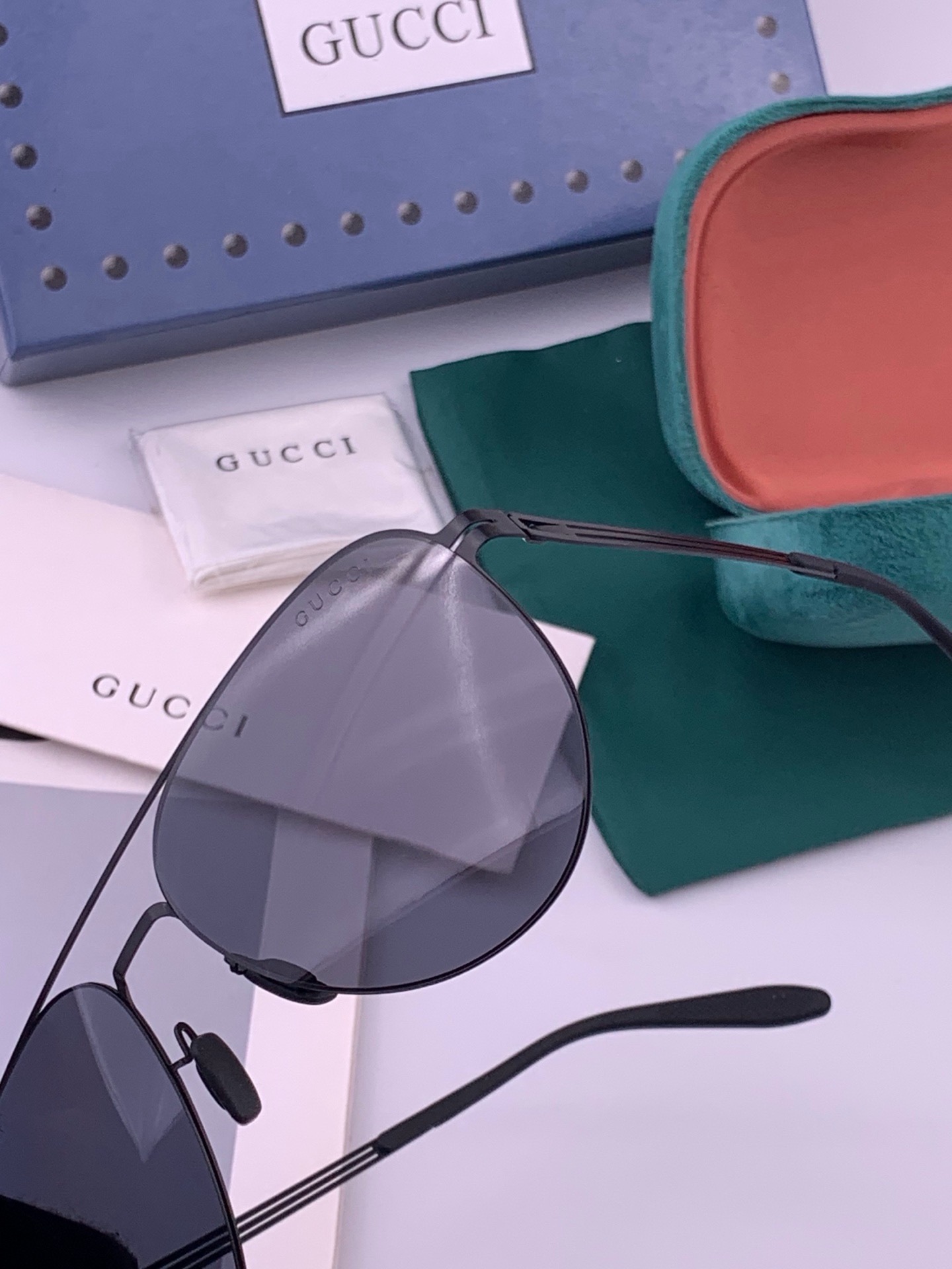 🆕        GUCCI 男款炫彩飞行员偏光太阳镜 ❤️材质：高清尼龙加厚卡槽高清偏光镜片 🌹无边框镜架💕颜👍型号：