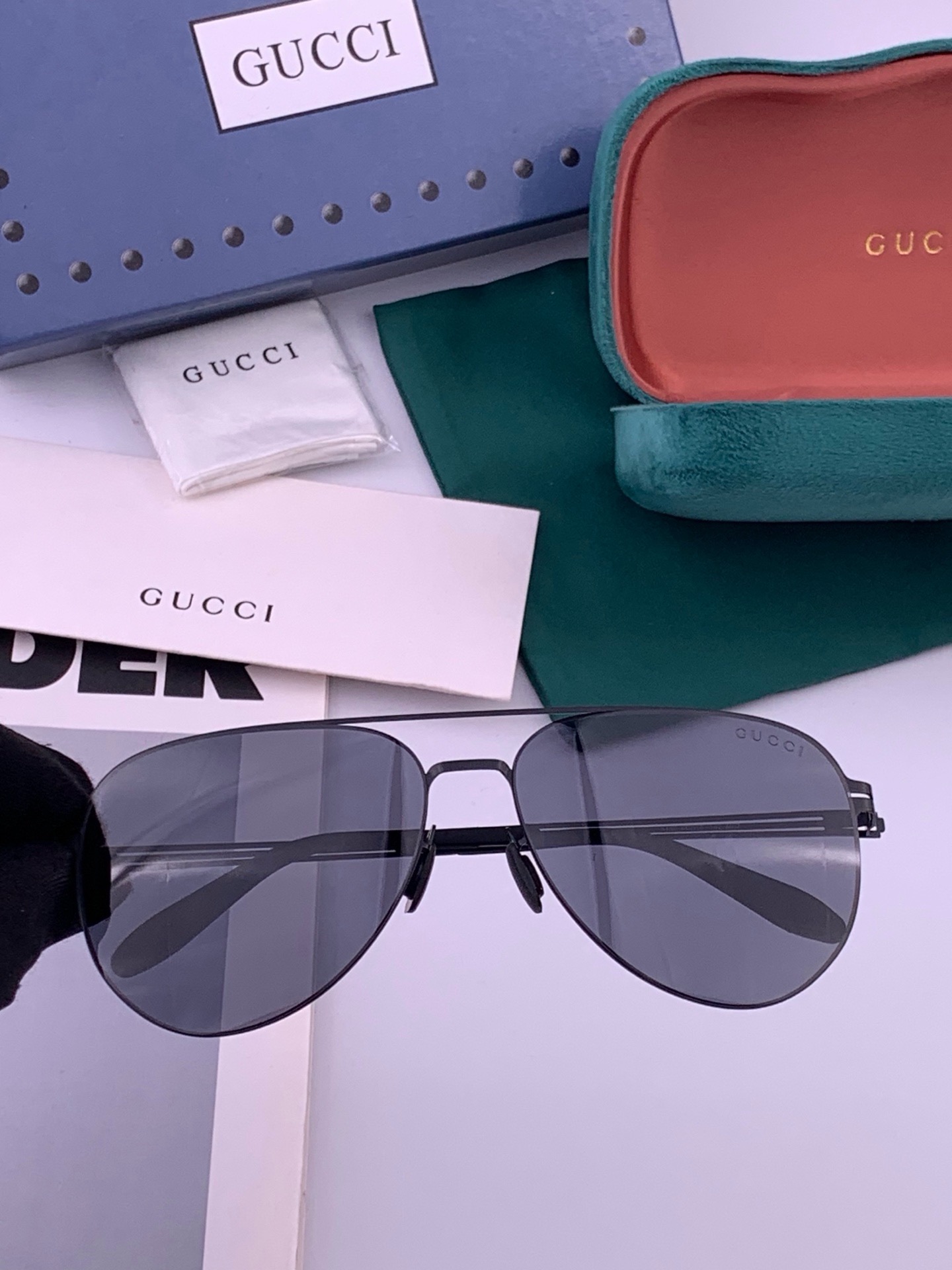 🆕        GUCCI 男款炫彩飞行员偏光太阳镜 ❤️材质：高清尼龙加厚卡槽高清偏光镜片 🌹无边框镜架💕颜👍型号：