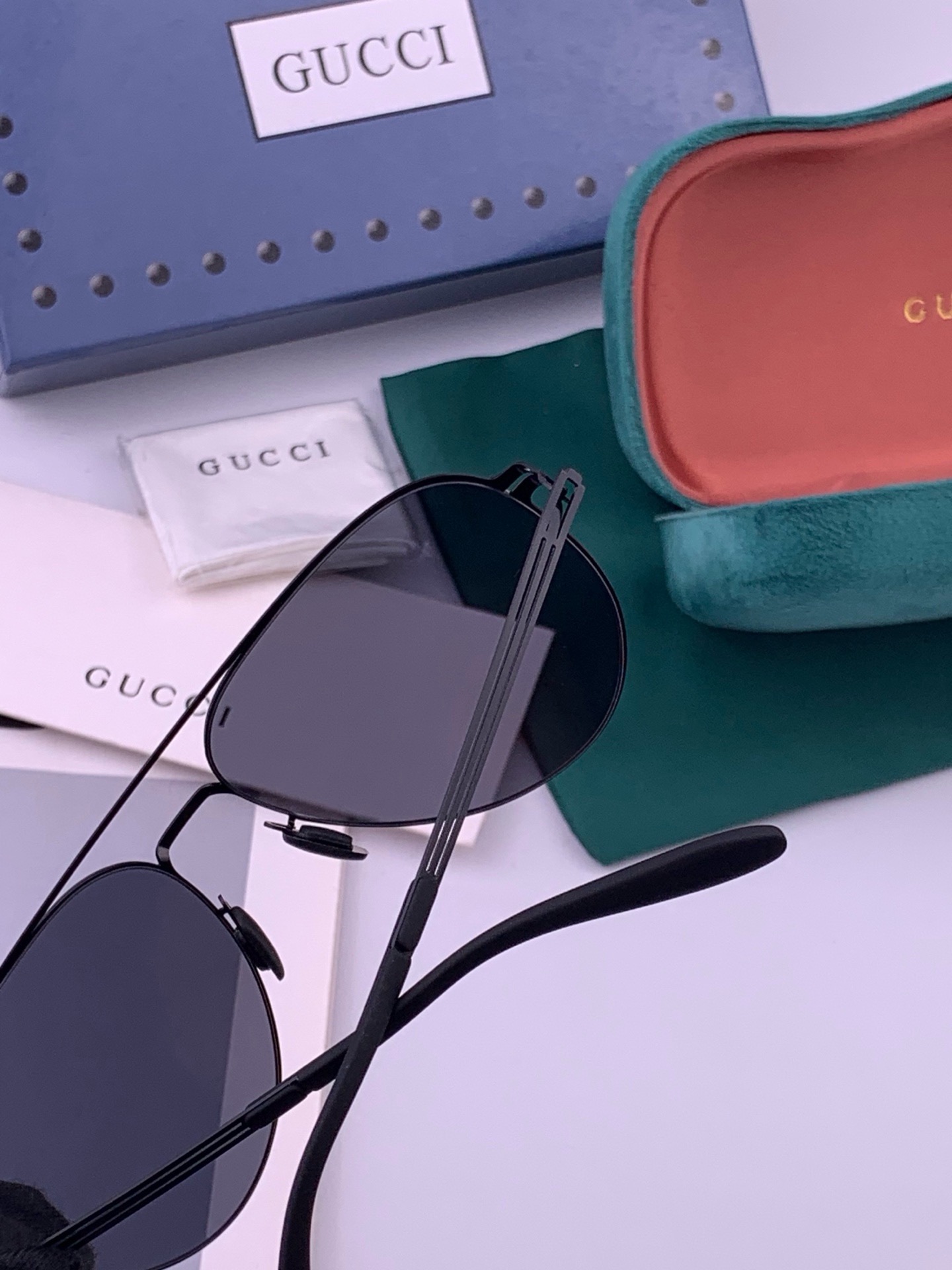 🆕        GUCCI 男款炫彩飞行员偏光太阳镜 ❤️材质：高清尼龙加厚卡槽高清偏光镜片 🌹无边框镜架💕颜👍型号：
