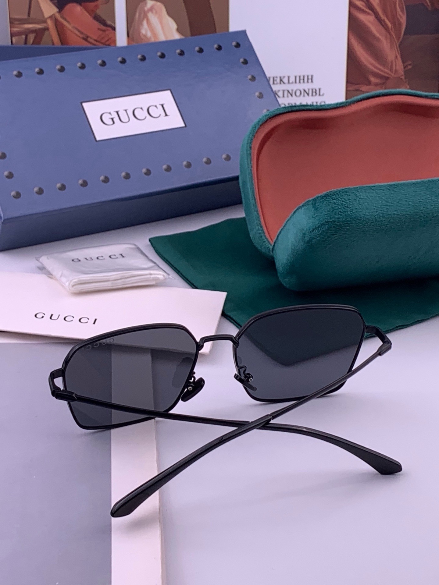 🆕        GUCCI 男款炫彩飞行员偏光太阳镜 ❤️材质：高清尼龙加厚卡槽高清偏光镜片 🌹无边框镜架💕颜👍型号：