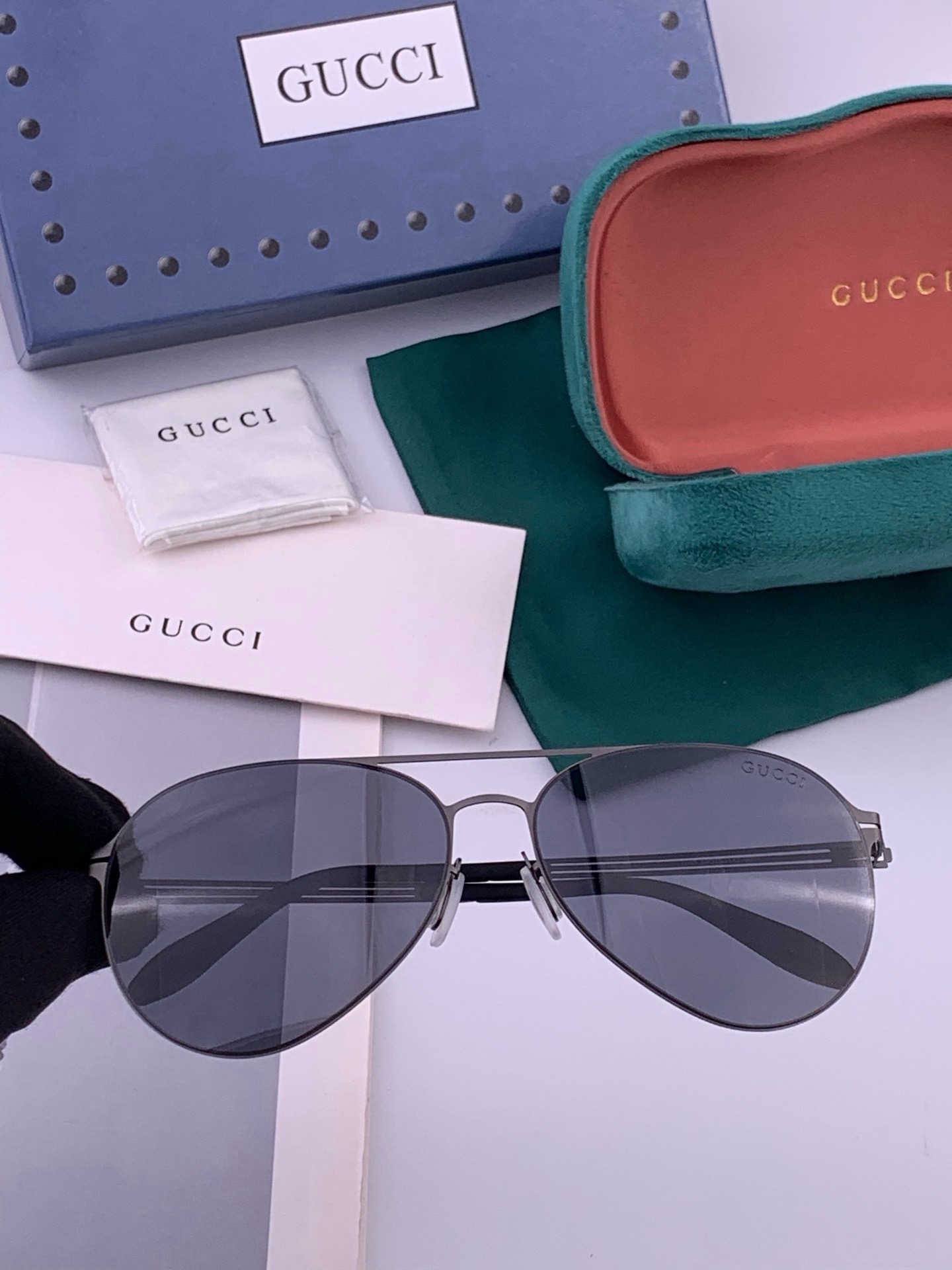 🆕   Gucci 春夏新款超轻无螺丝压不坏系列情侣款太阳镜高清尼龙镜片🦅完美品质，适合各种脸型，经典太阳镜亮相时装周.