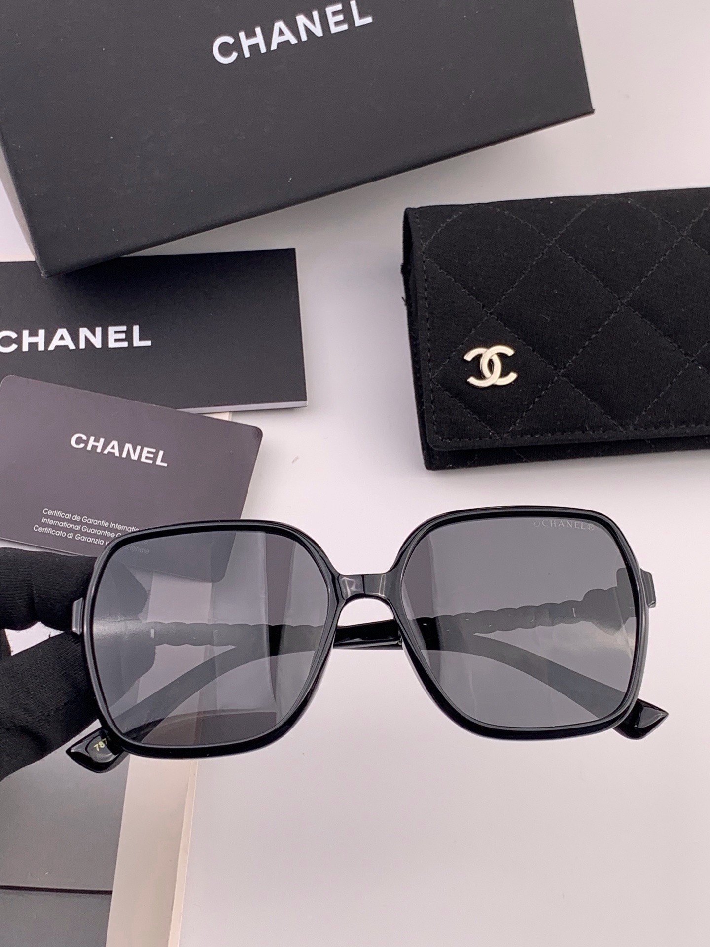 🆕   【CHANEL】香奈儿 新款潮流爆款 时尚方框太阳镜 佩戴舒适 网红潮款墨镜  女士高清加厚偏光太阳镜🕶️ 🎉高