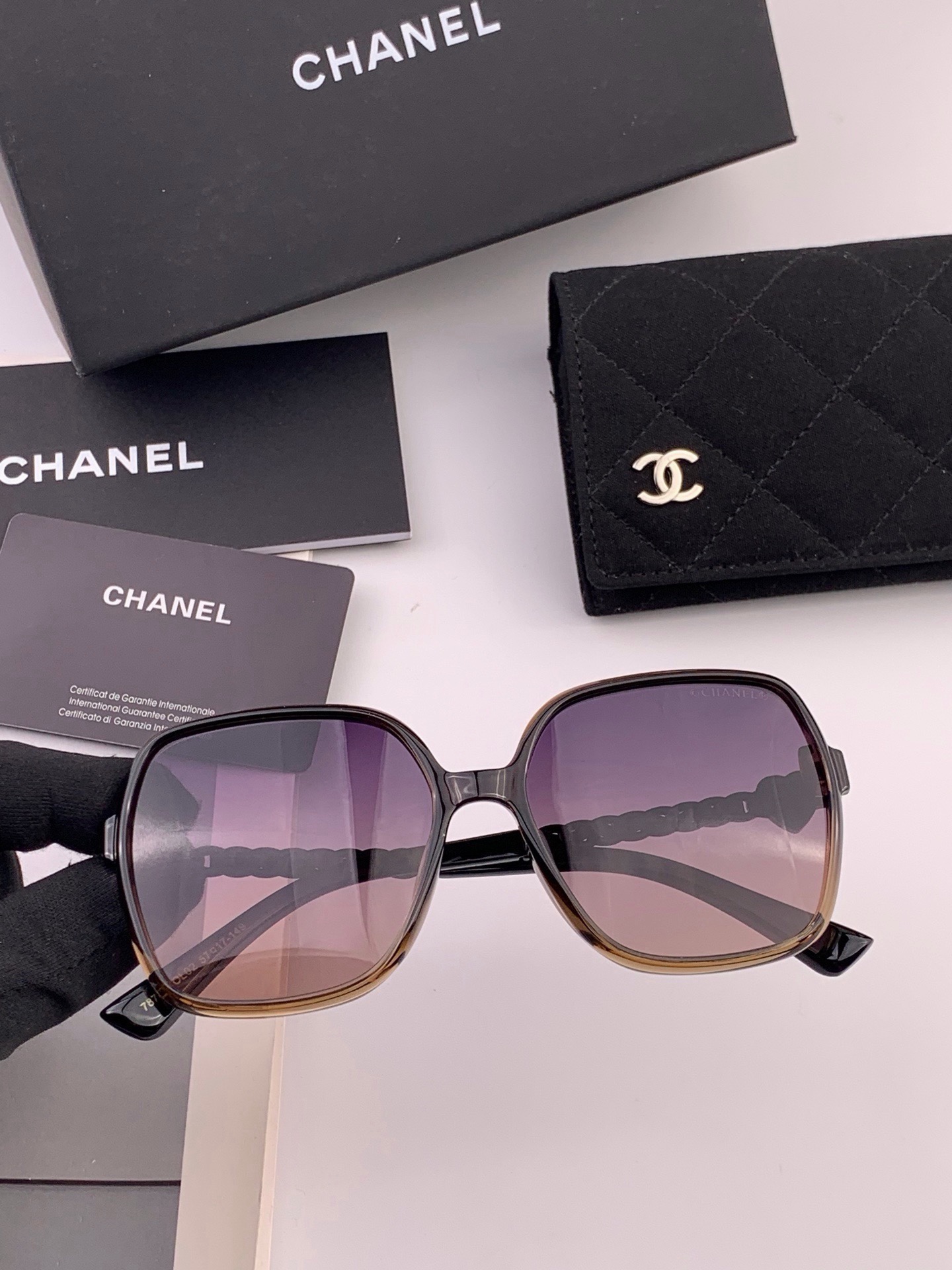 🆕   【CHANEL】香奈儿 新款潮流爆款 时尚方框太阳镜 佩戴舒适 网红潮款墨镜  女士高清加厚偏光太阳镜🕶️ 🎉高