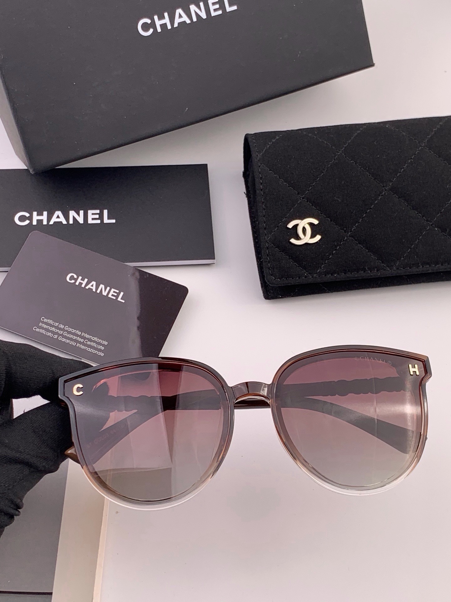 🆕 🔺CHANEL🔻官方早春新款，众多明星同款[色]香奈儿‼️‼️新款珍珠大框偏光墨镜 ，🌈🌈宝丽来超清偏光太阳镜🔝🔝型