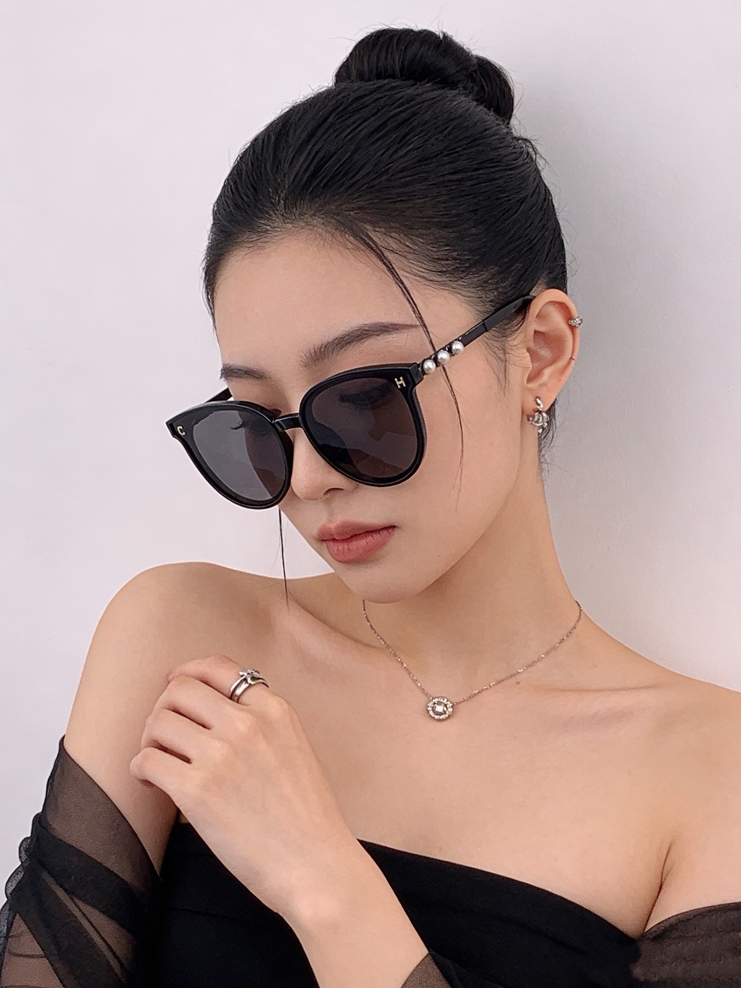 🆕 🔺CHANEL🔻官方早春新款，众多明星同款[色]香奈儿‼️‼️新款珍珠大框偏光墨镜 ，🌈🌈宝丽来超清偏光太阳镜🔝🔝型