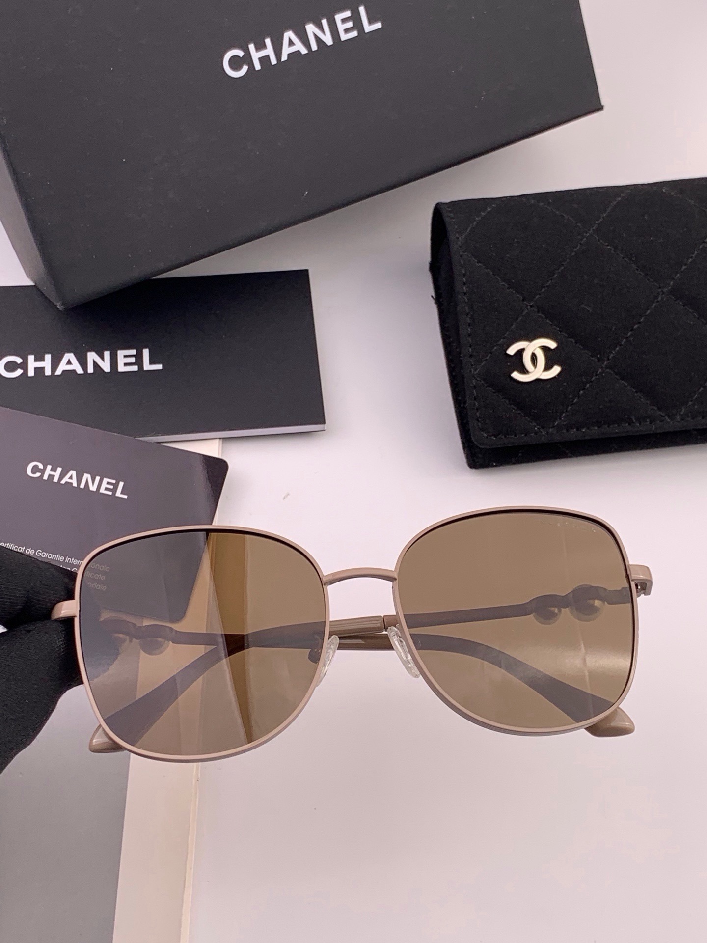 🆕 🔺CHANEL🔻官方早春新款，众多明星同款[色]香奈儿‼️‼️新款珍珠大框偏光墨镜 ，🌈🌈宝丽来超清偏光太阳镜🔝🔝型