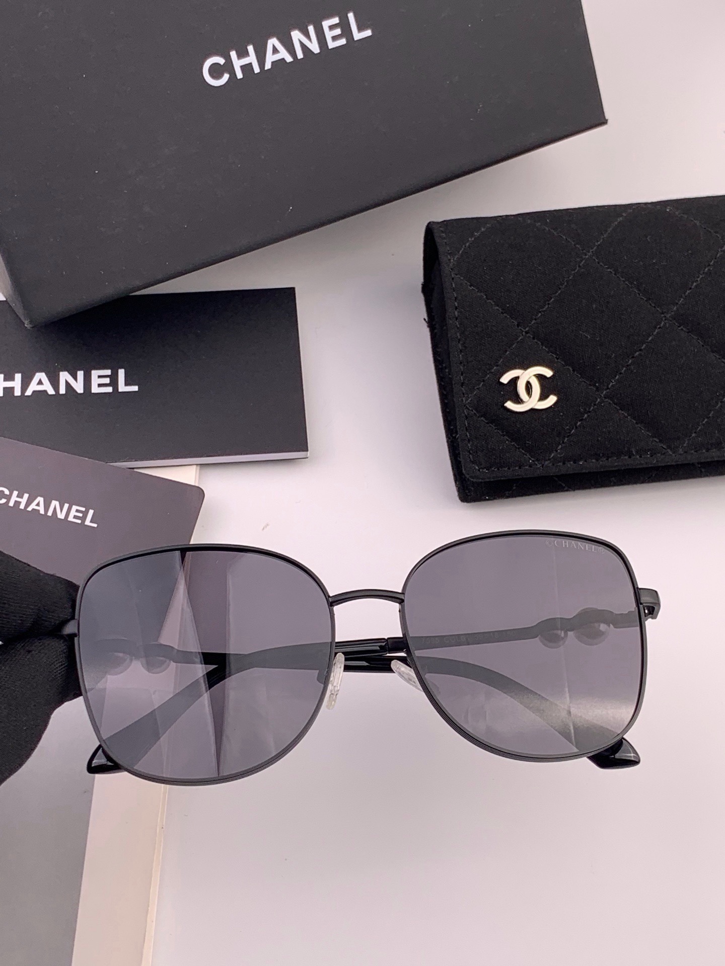 🆕 🔺CHANEL🔻官方早春新款，众多明星同款[色]香奈儿‼️‼️新款珍珠大框偏光墨镜 ，🌈🌈宝丽来超清偏光太阳镜🔝🔝型